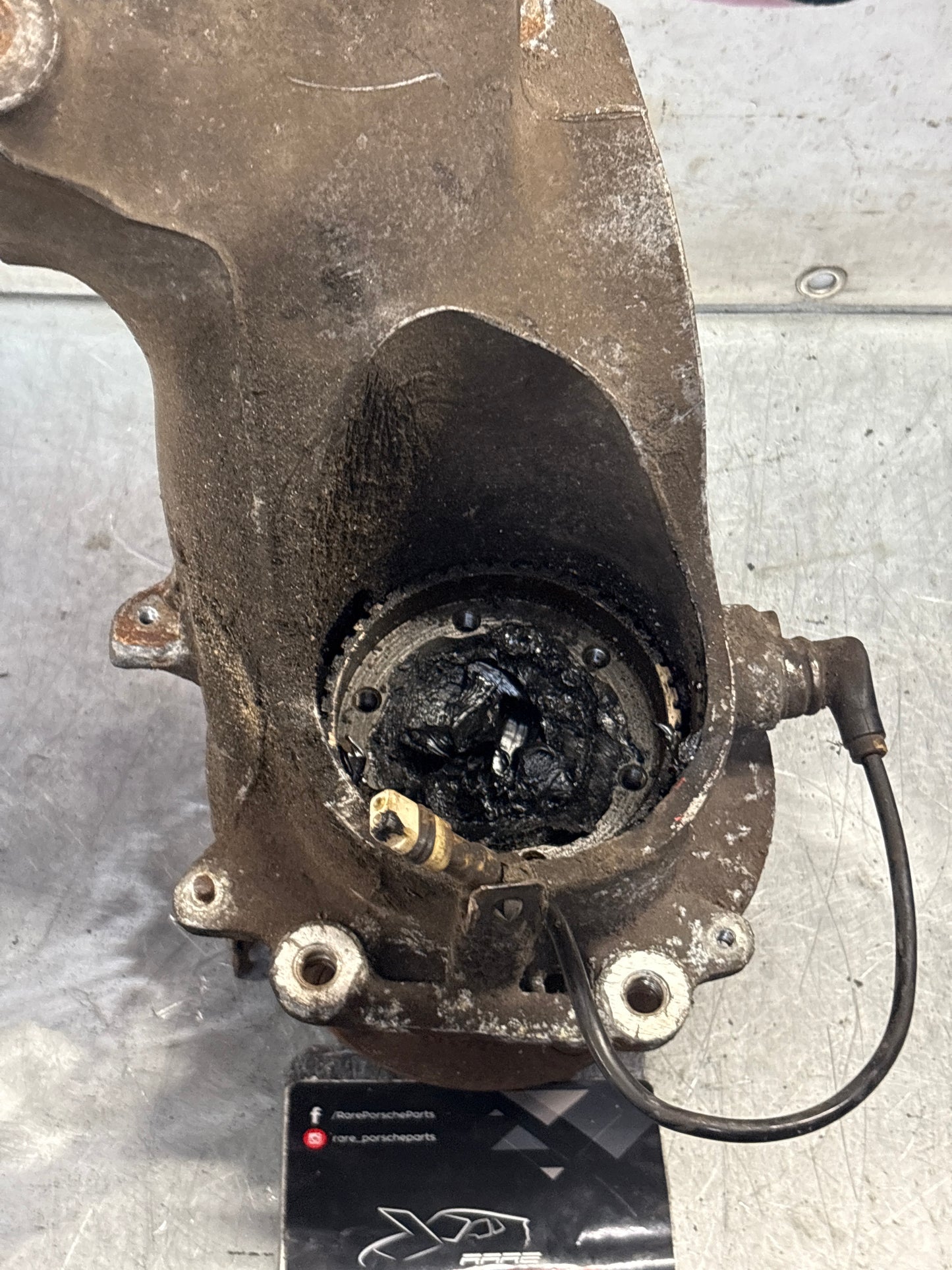 Porsche 944 alloy rear right trailing arm, used 95133151405 / 9513315144R used, with hubs