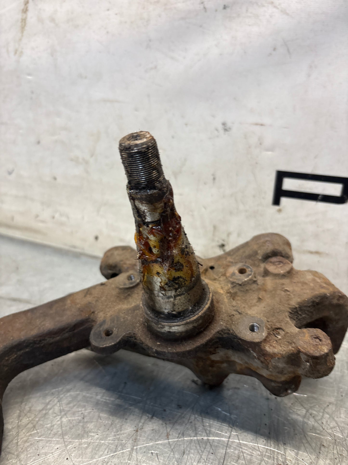Porsche 928 right steering spindle knuckle, used 92834105817 / 92834105823