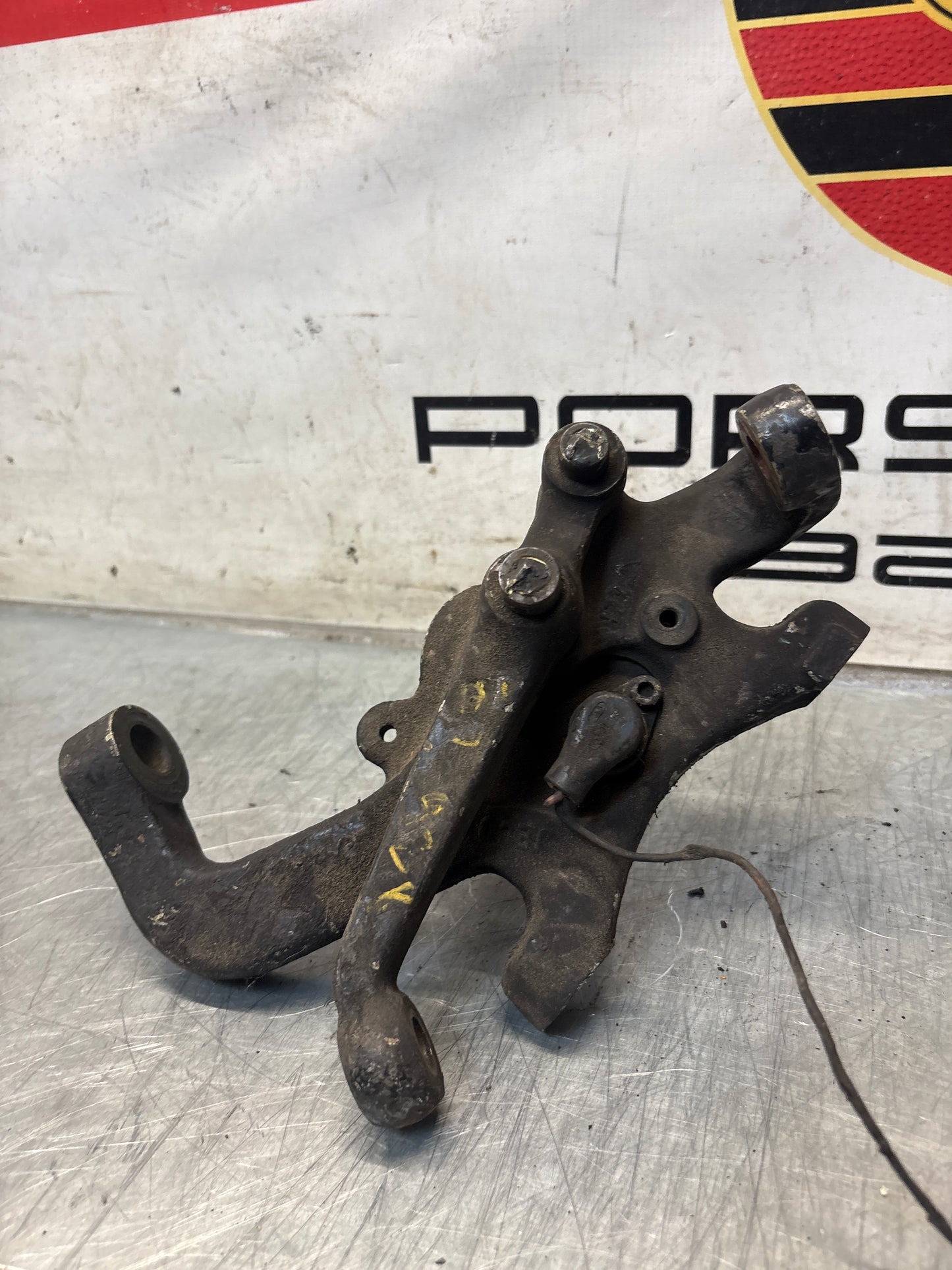 Porsche 928 right steering spindle knuckle, used 92834105817 / 92834105823