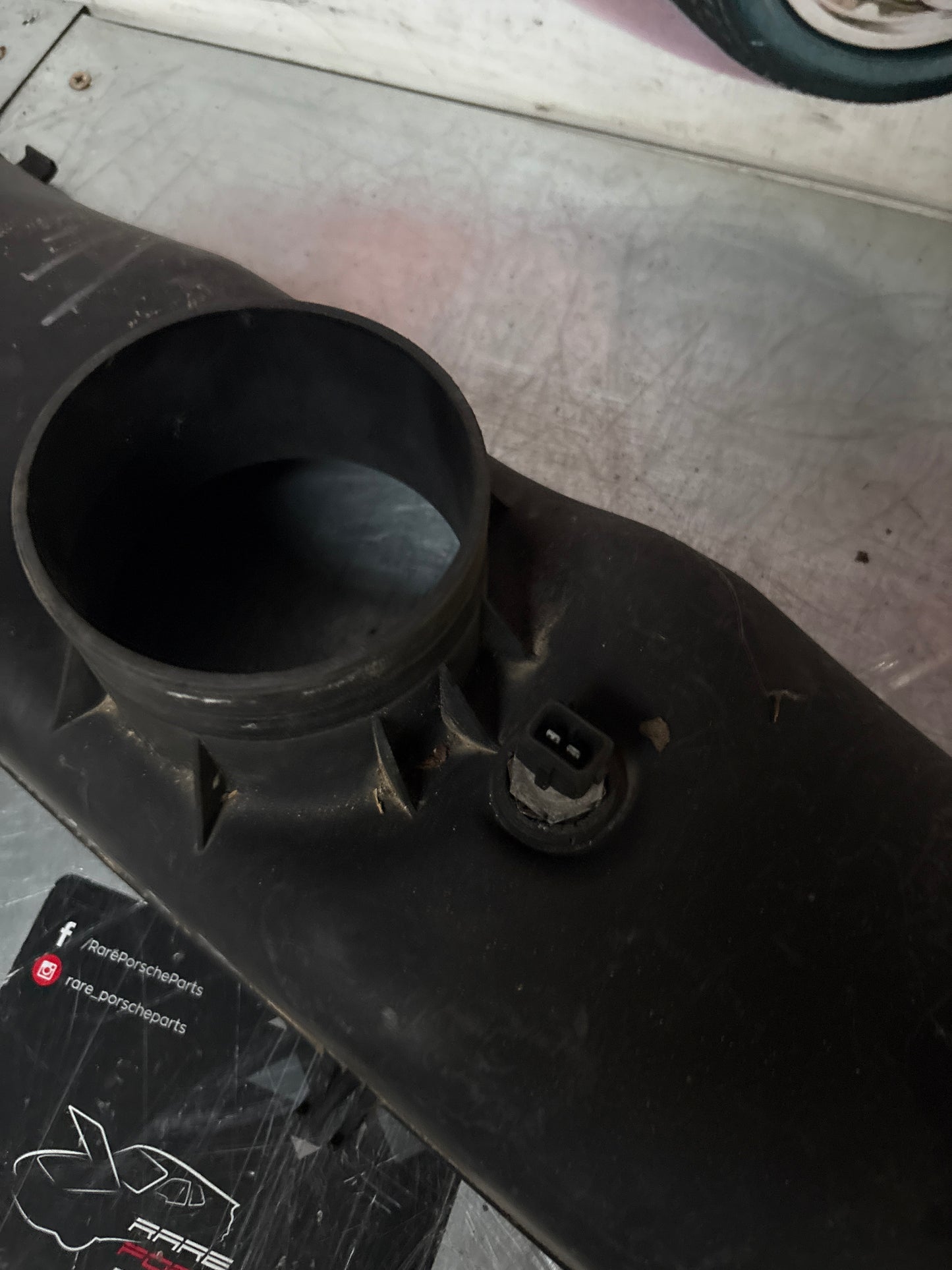 Porsche 928 S2 Air filter housing, damaged, used 92811022901