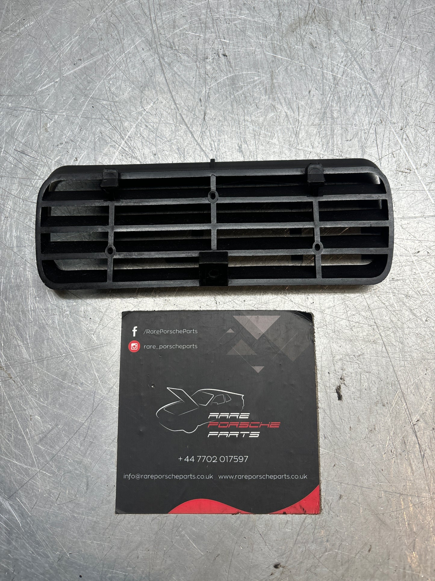 Griglia di ventilazione del pannello anteriore della Porsche 924 Turbo. OEM originale, usato