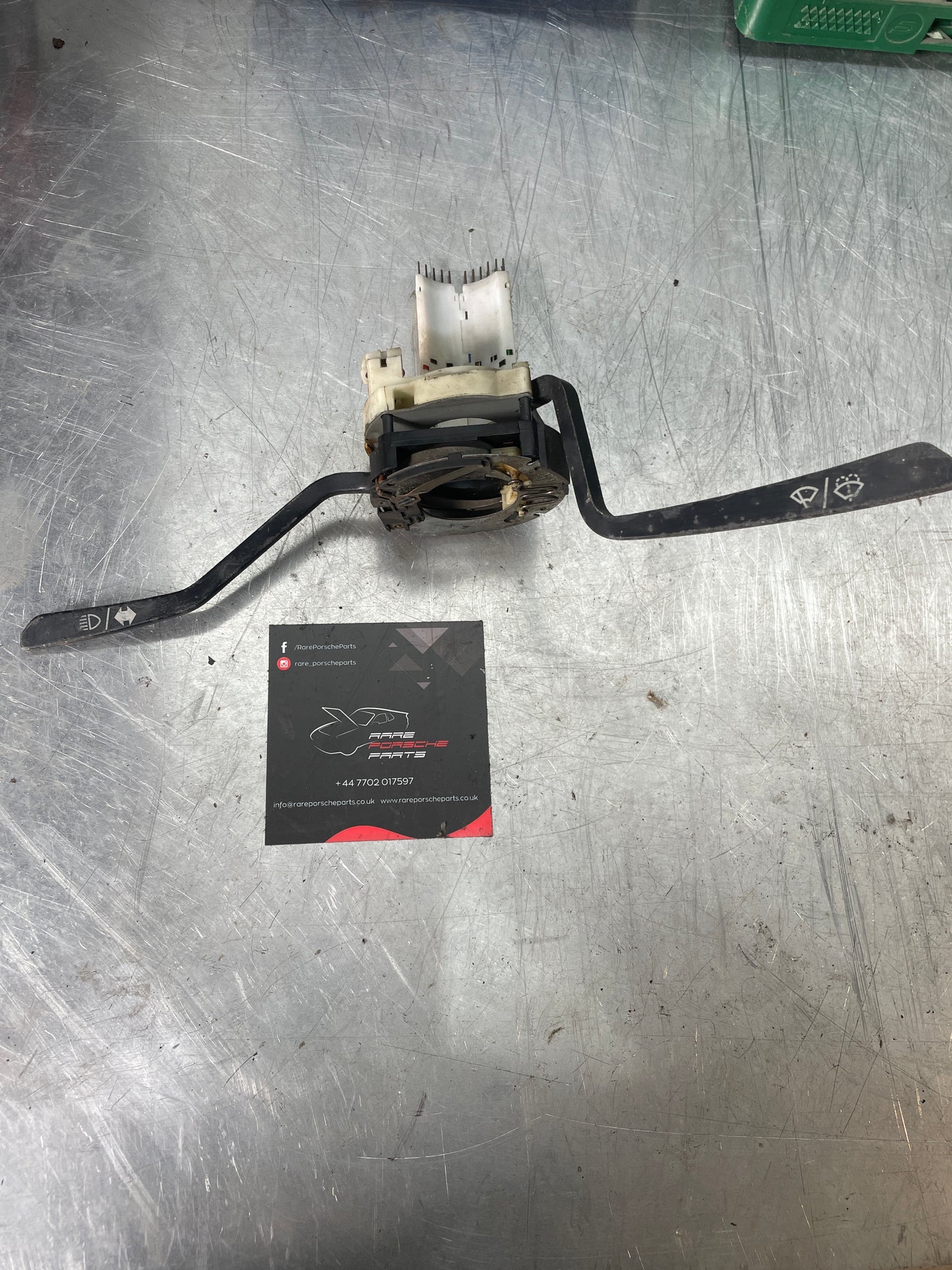 Porsche 924 dei primi tempi Tergicristallo/indicatore di direzione neri. 113953503BB