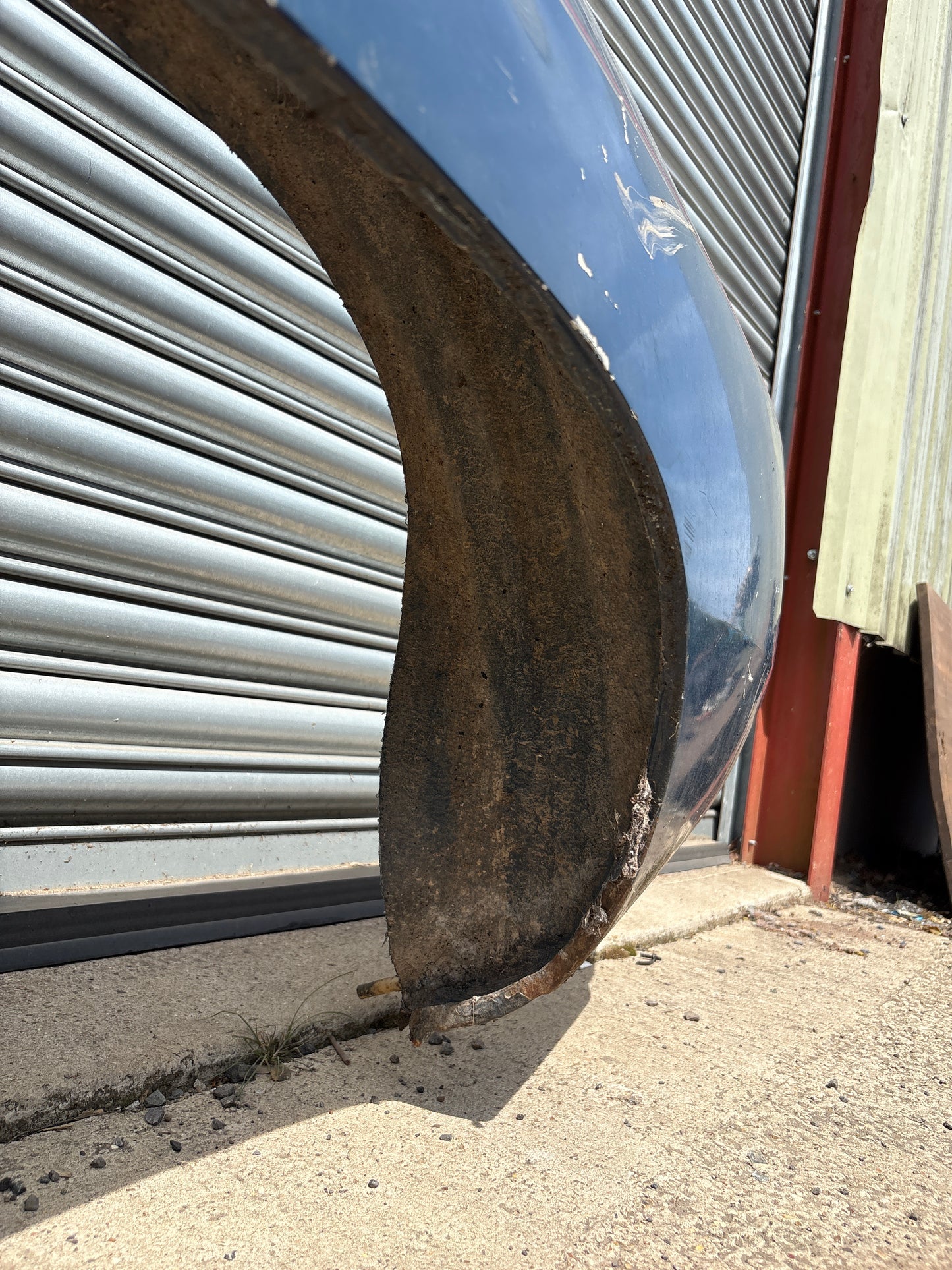 Porsche 924 1983 left side cut, rear fender with sill