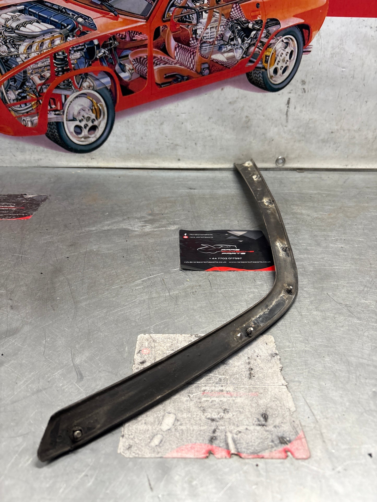 Porsche 924 right rear spoiler, used 477827558