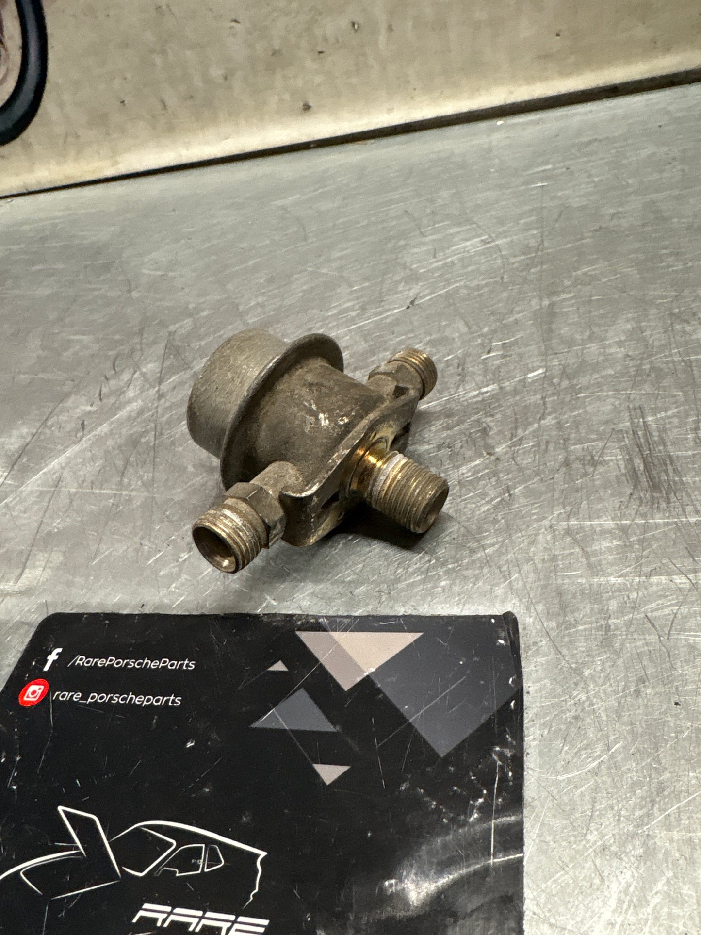 Porsche 928 fuel rail pressure regulator valve, used 0280161008