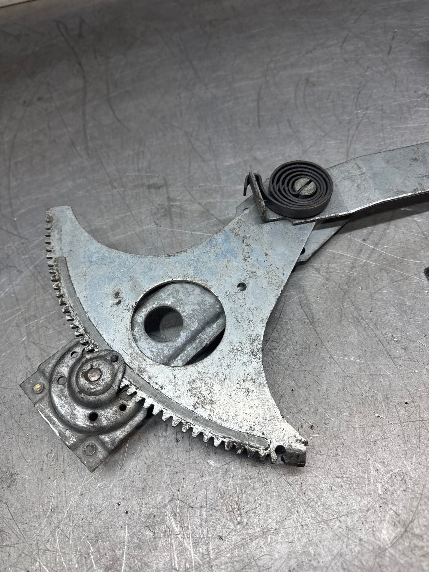 Porsche 968 club sport manual window regulator. Good condition. Right side. 477837442A