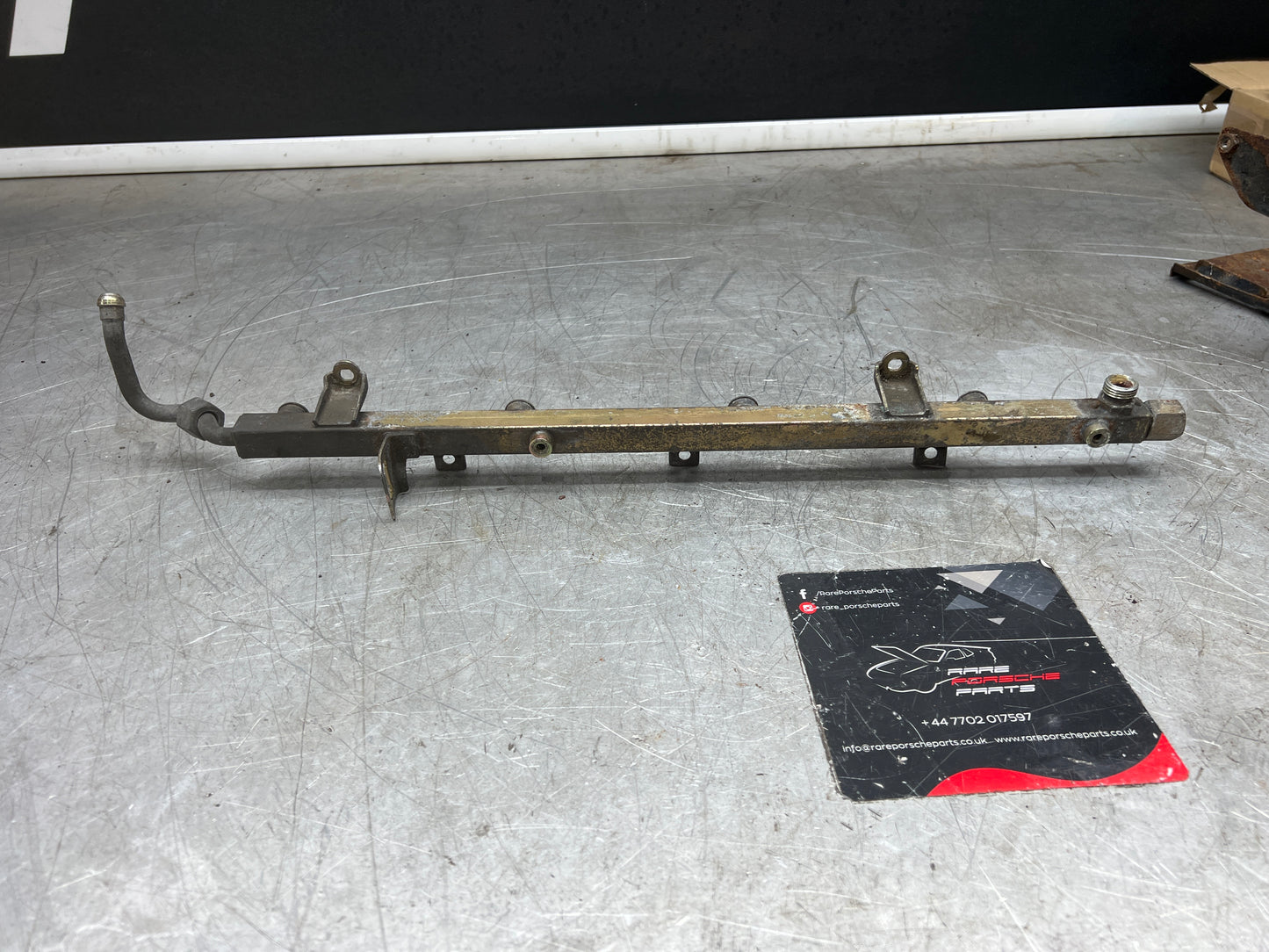 Porsche 928 S4 fuel rail right, used 92811008017
