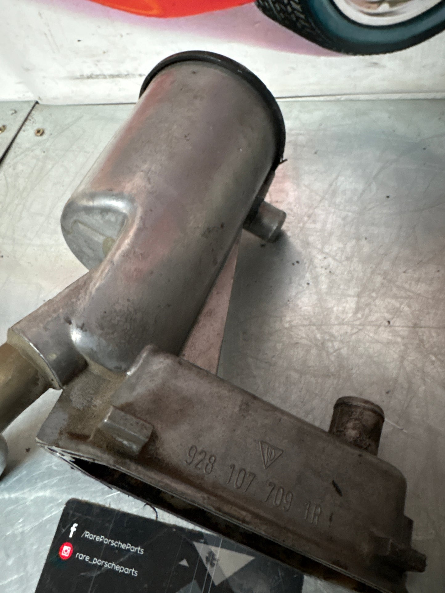 Porsche 928 oil filter housing, used 9281077091R