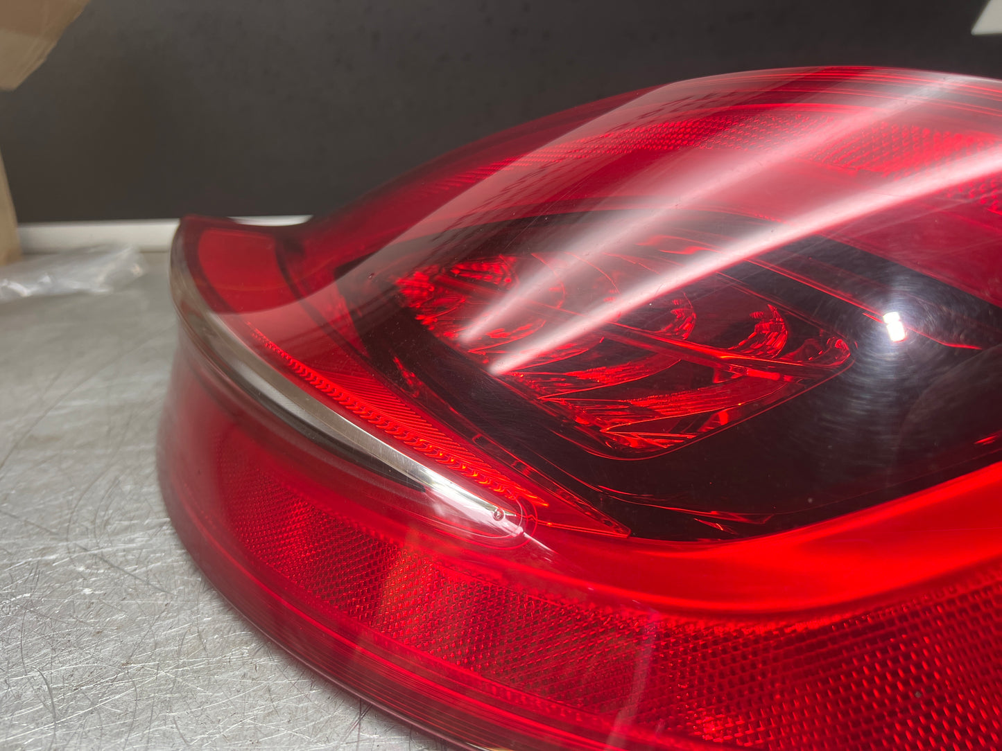 PORSCHE BOXTER CAYMAN 981 DRIVERS SIDE RIGHT REAR TAILLIGHT 98163114211