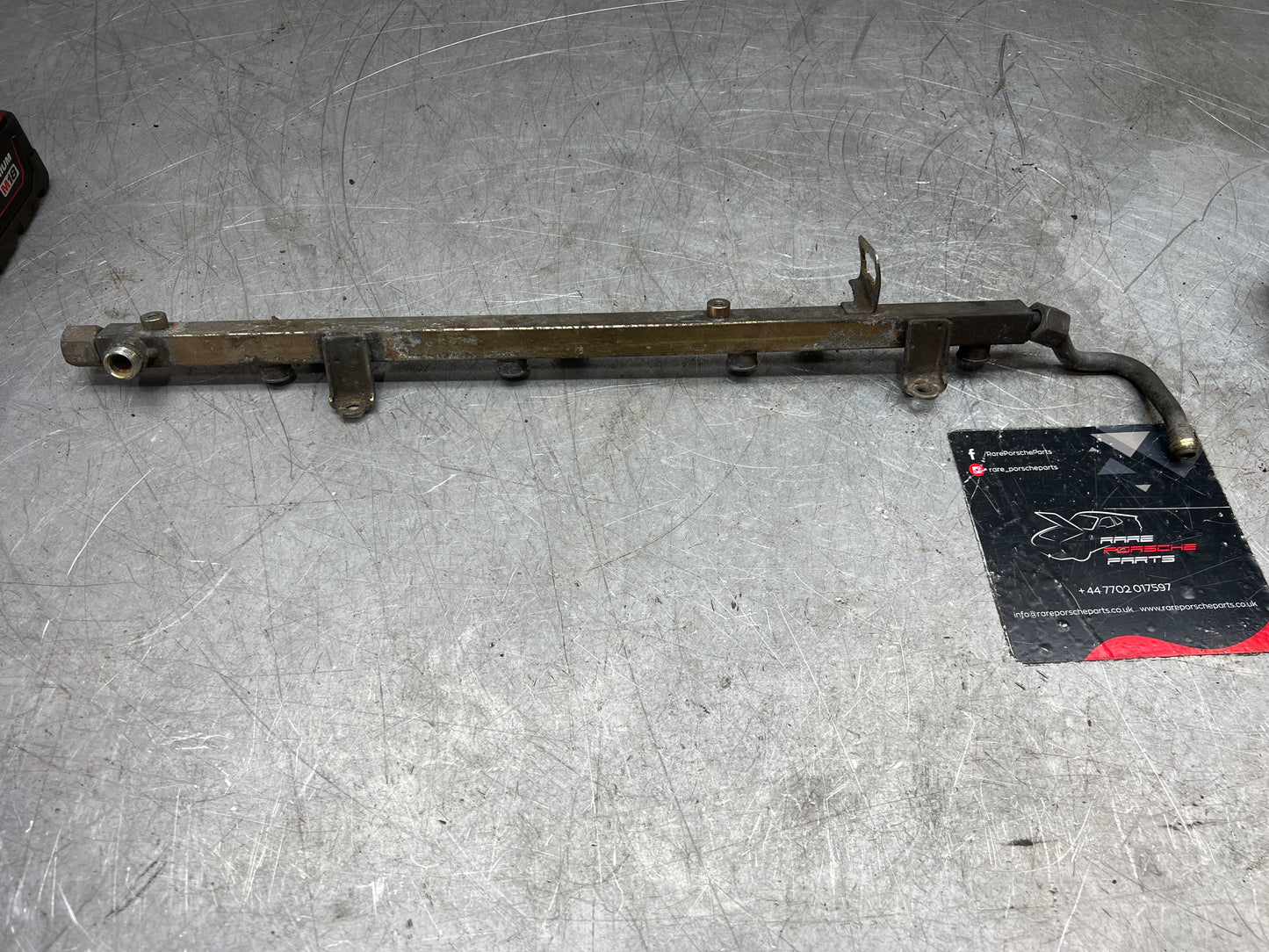 Porsche 928 S4 fuel rail right, used 92811008017