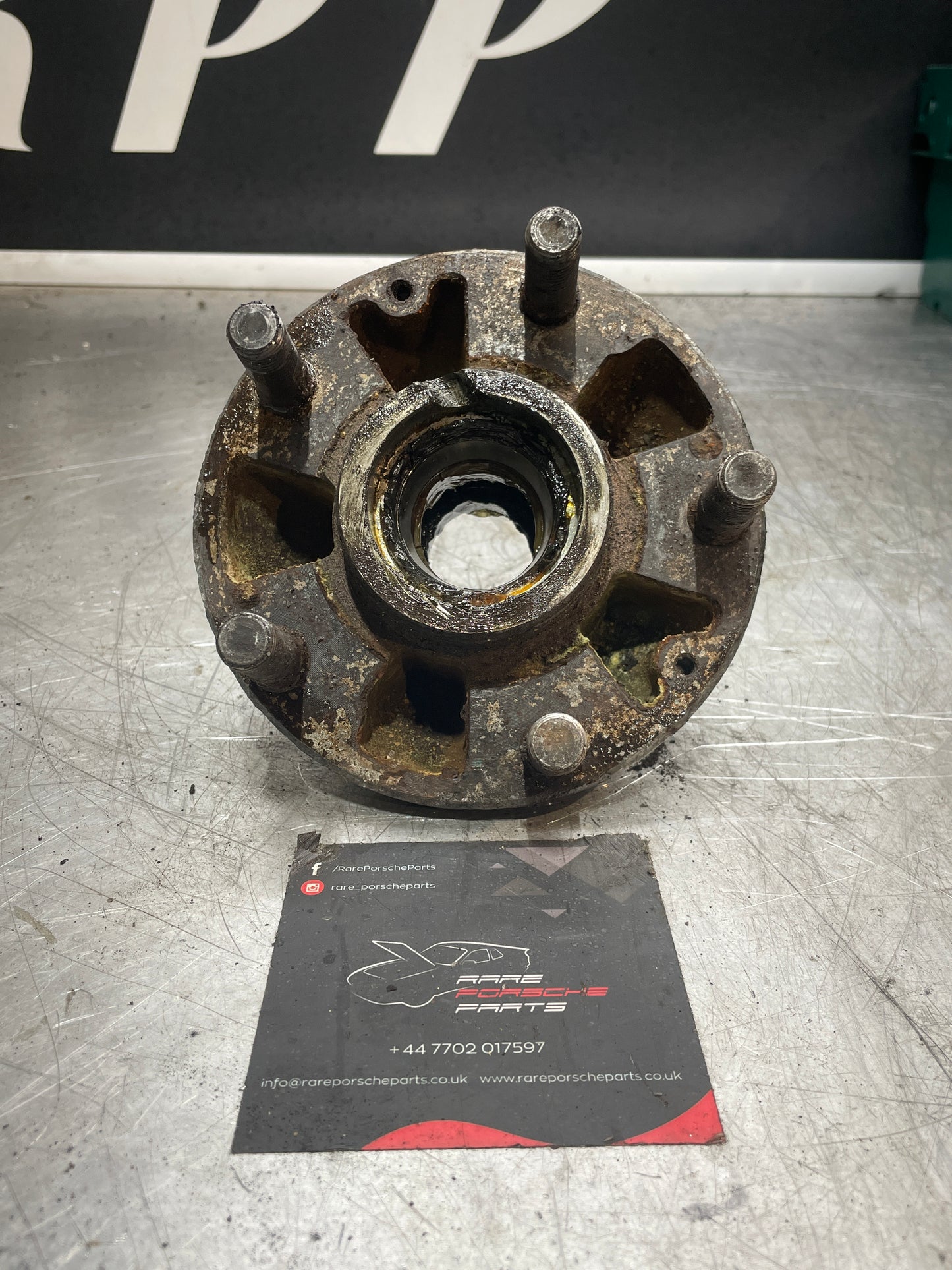 Porsche 928 Front wheel hub, used