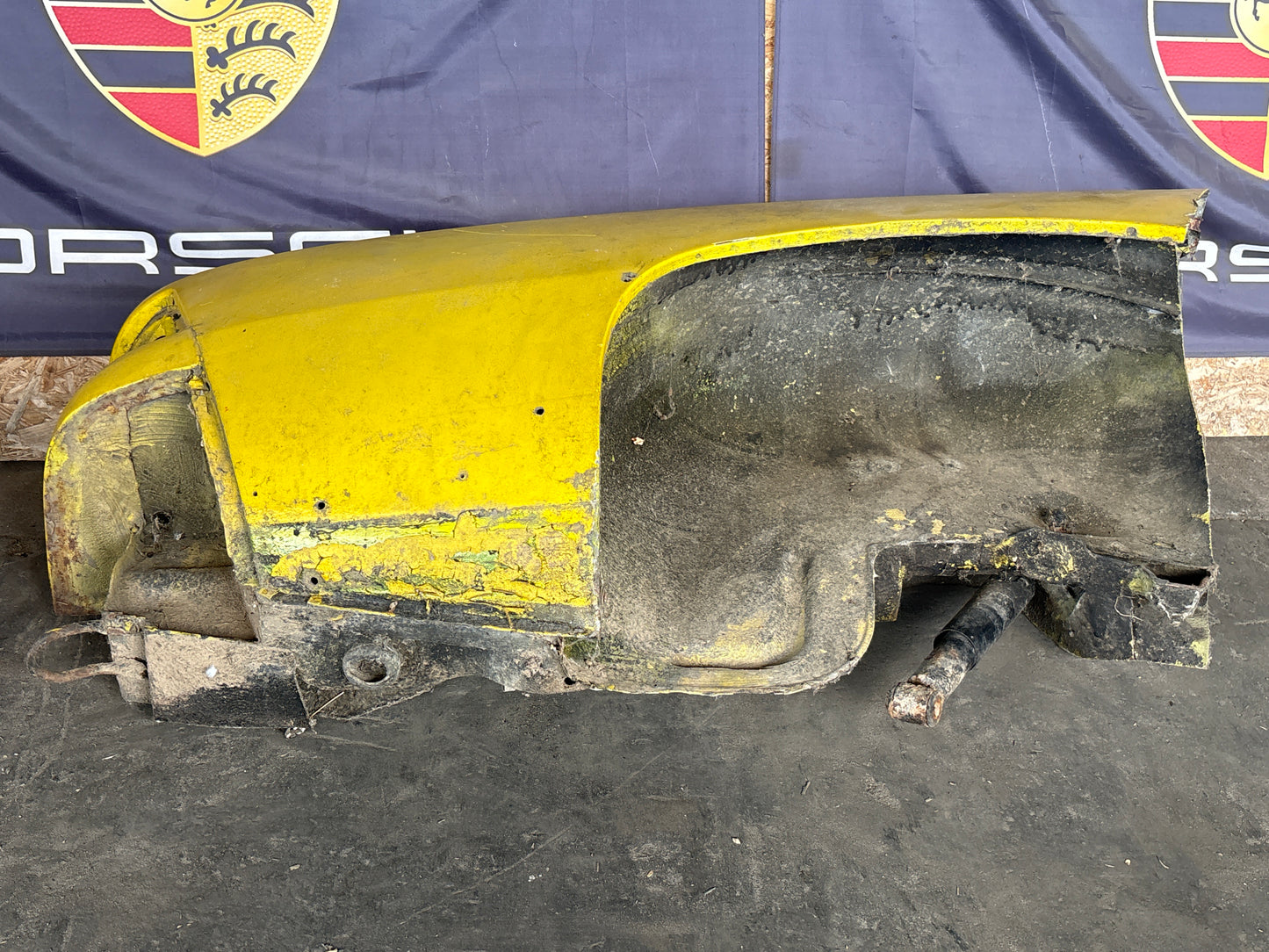Porsche 924 1976-79 Right side cut, rear fender 477809844