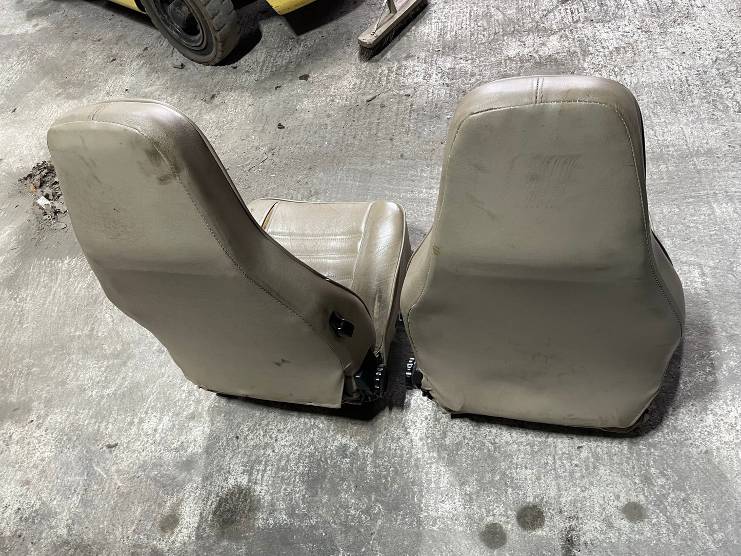 Coppia di sedili anteriori manuali Porsche 924/944 da ristrutturare