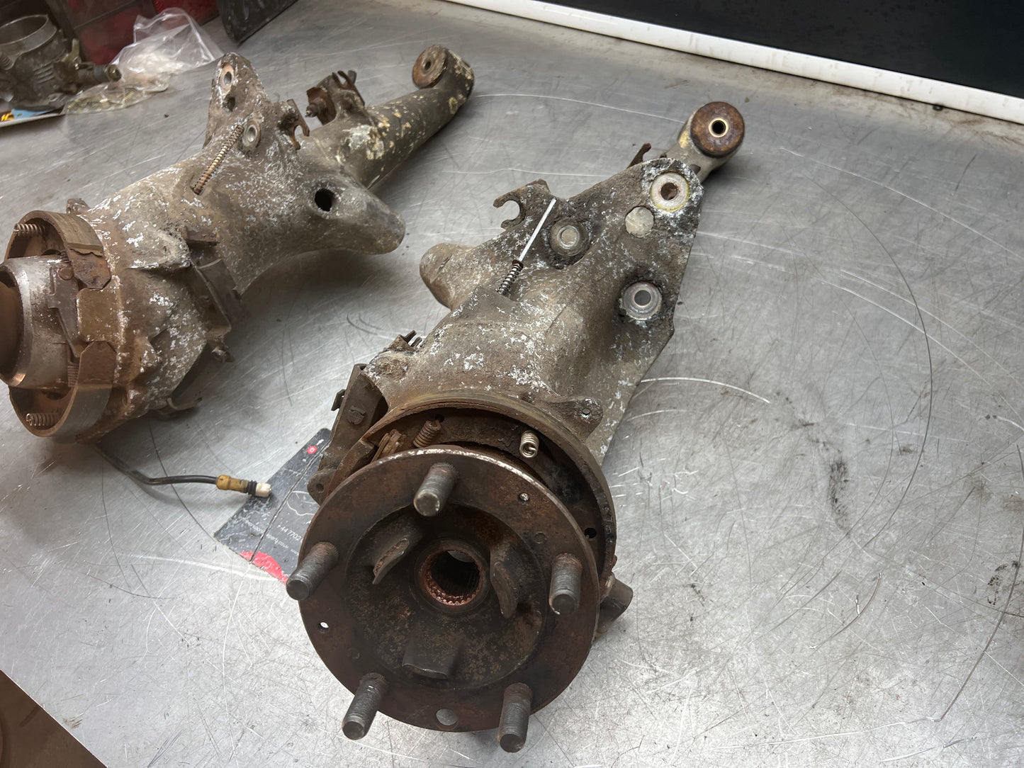 Porsche 944 S2 Turbo pair of alloy rear trailing arms, 9513315134R / 9513315144R used, with hubs