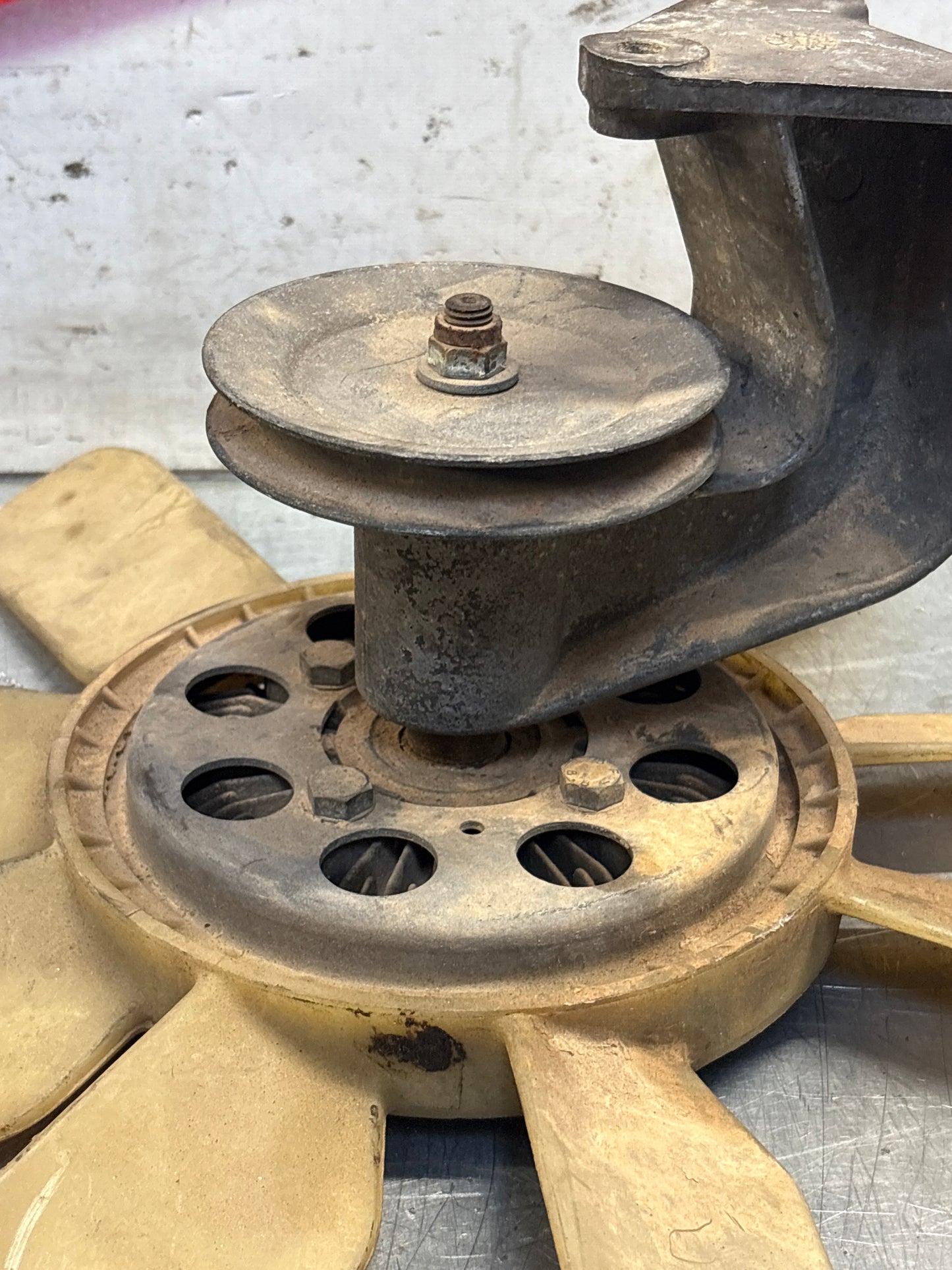 Porsche 928 late engine cooling fan clutch with bracket, used 92810611205 / 92810613701 / 9281061104R