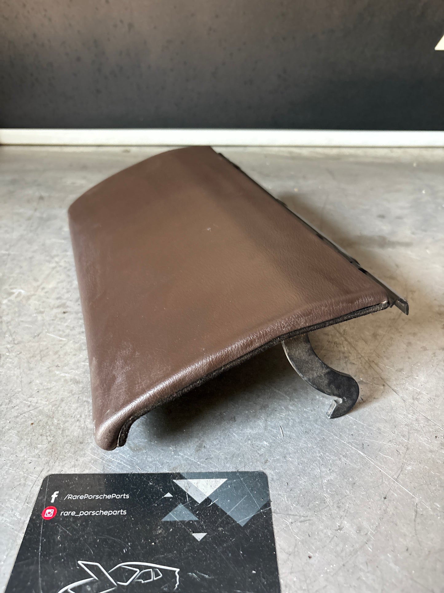 Porsche 944 85-92 glove box lid Brown used