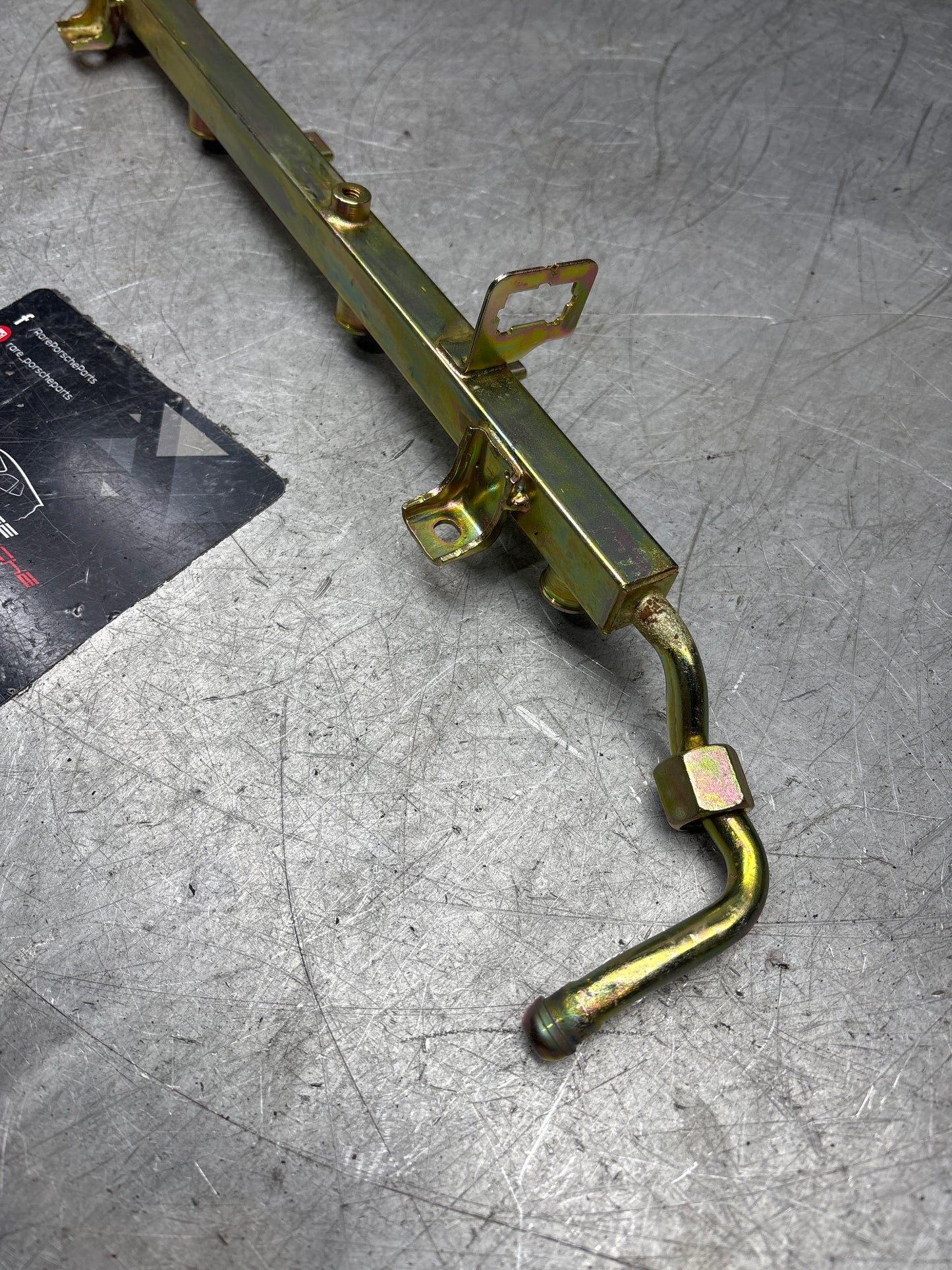 Porsche 928 S4 fuel rail right, used 92811008017