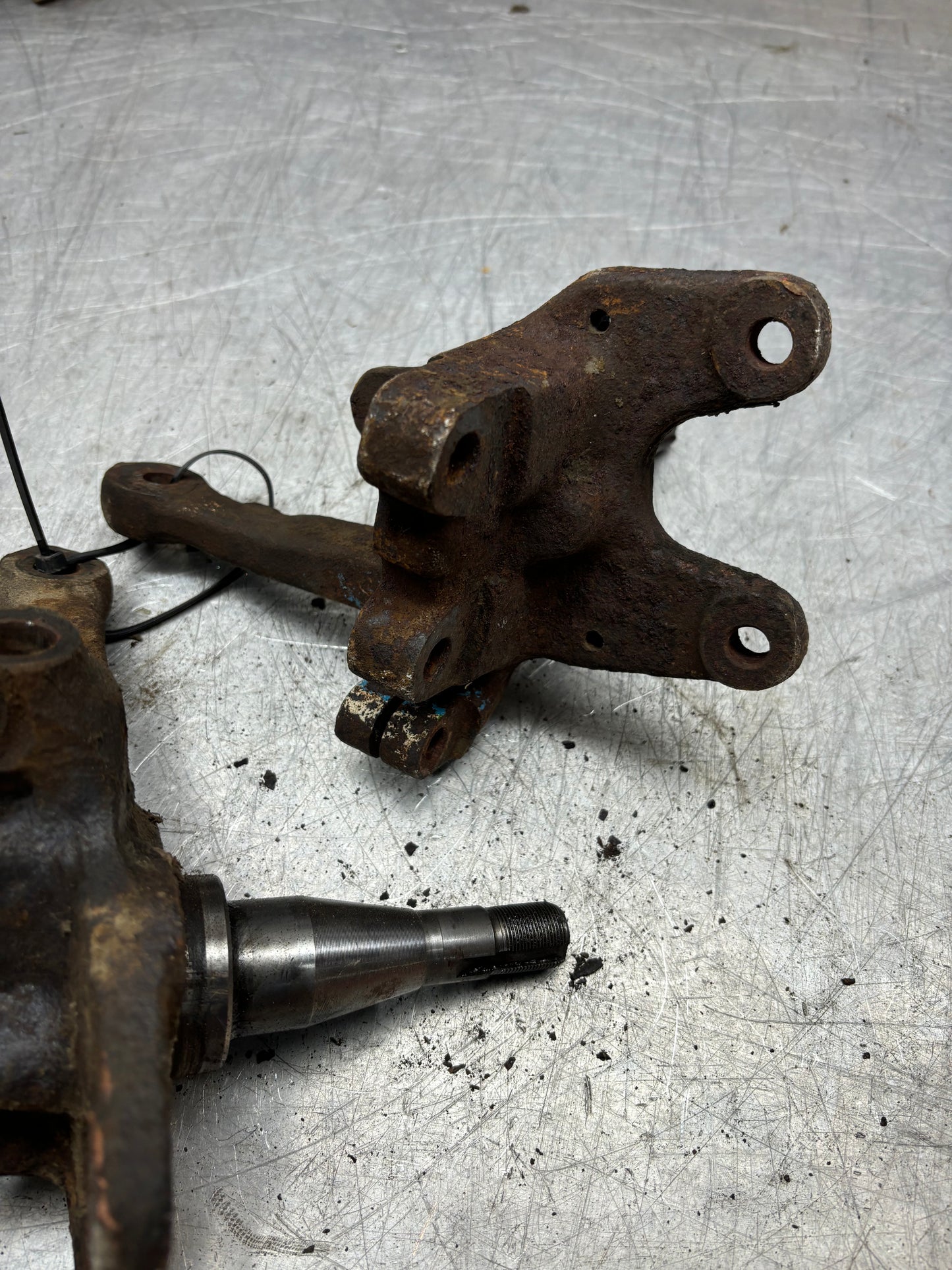 Porsche 944 -85.5/ 924S / 924 Turbo pair of steering knuckle, spindle axle front 477407311L 477407312L, used