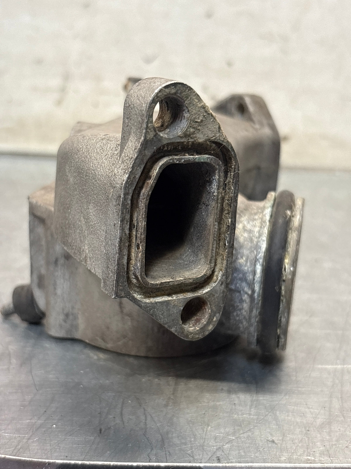 Porsche 928 thermostat housing, for spares or repair 9281061616R