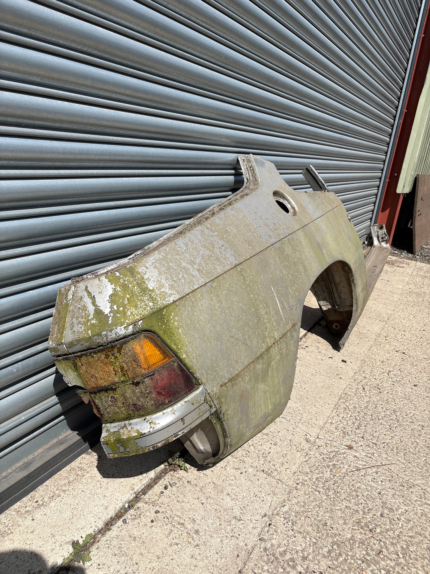 Porsche 924 right side cut, rear fender with sill