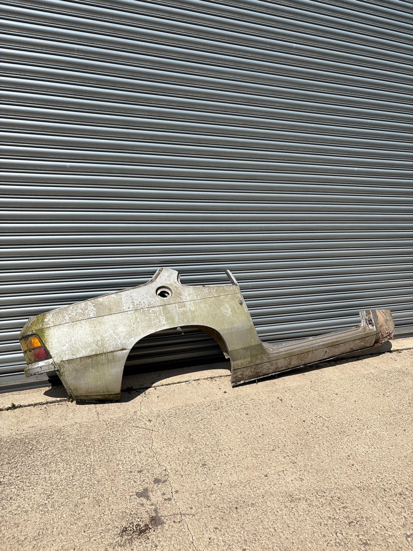 Porsche 924 right side cut, rear fender with sill