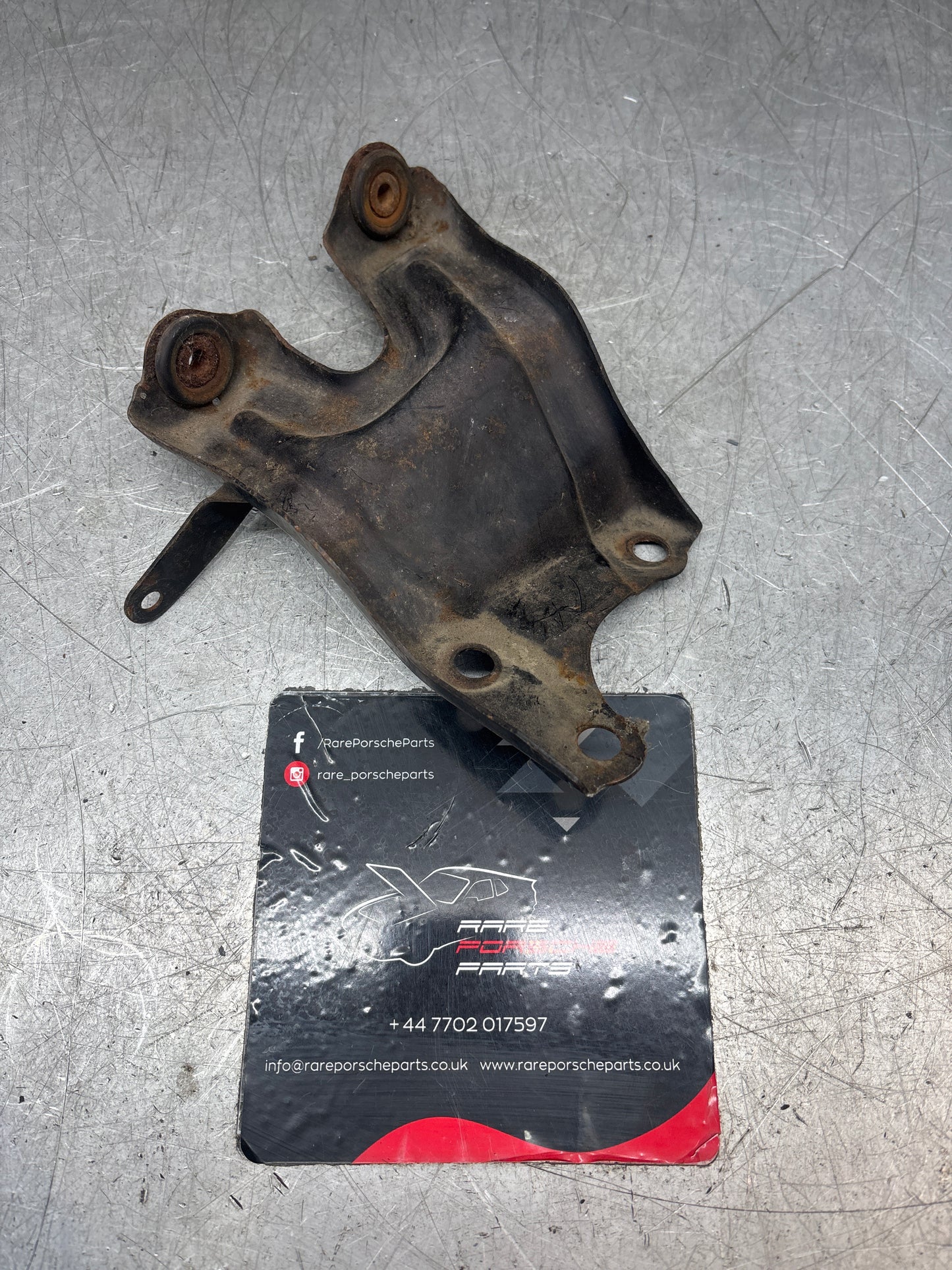Porsche 944 ‘85- air filter box bracket. 94411006701, used