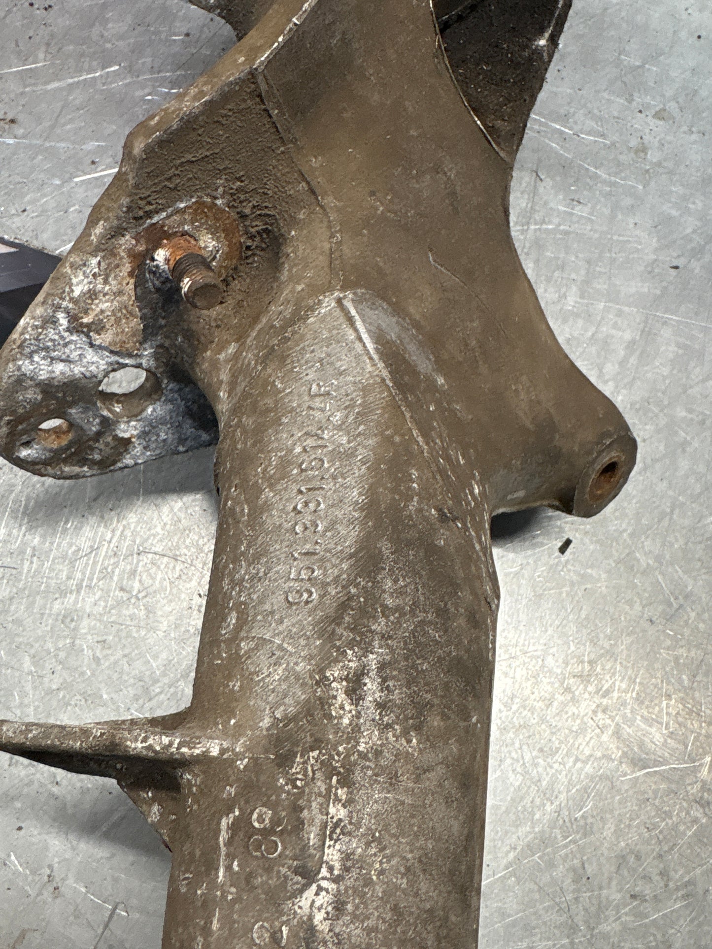 Porsche 944 alloy rear right trailing arm, used 95133151405 / 9513315144R used, with hubs