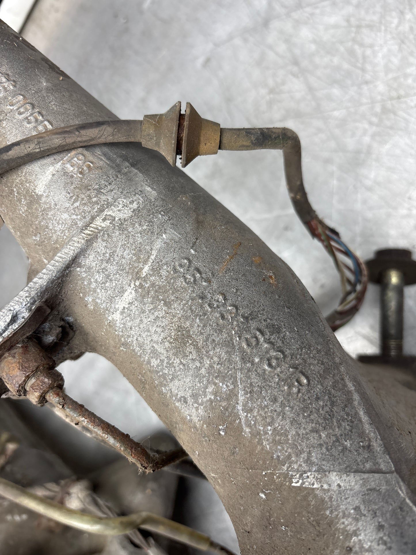 Porsche 944 pair of alloy rear trailing arms, 9513315131R / 951331511R used, with hubs