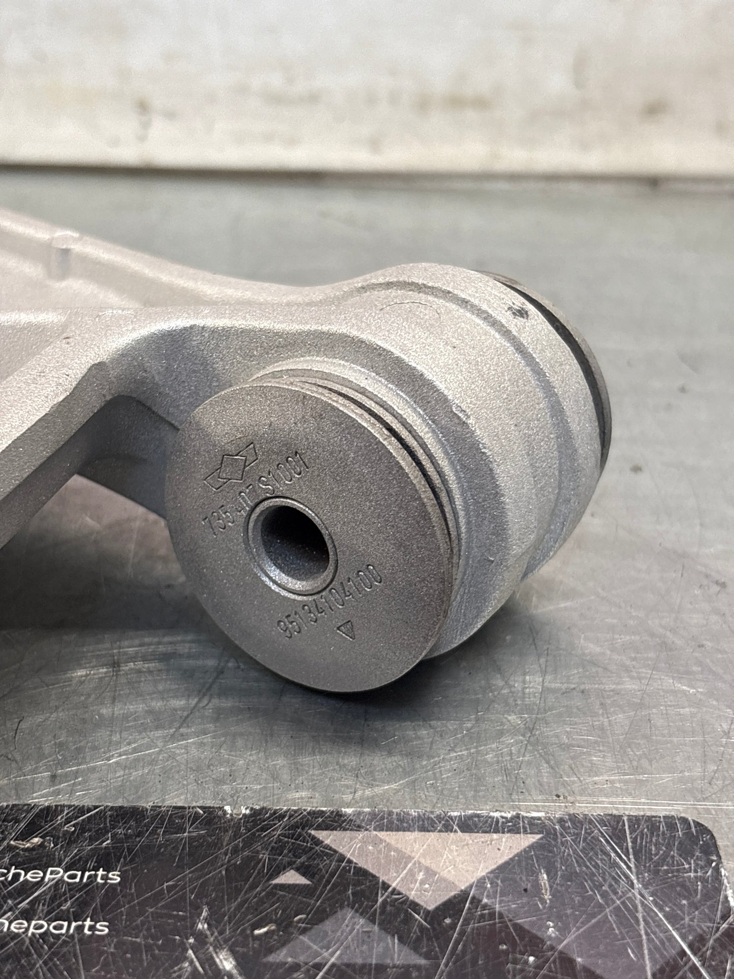 Porsche 944 Front right control arm, refurbished 95134115000