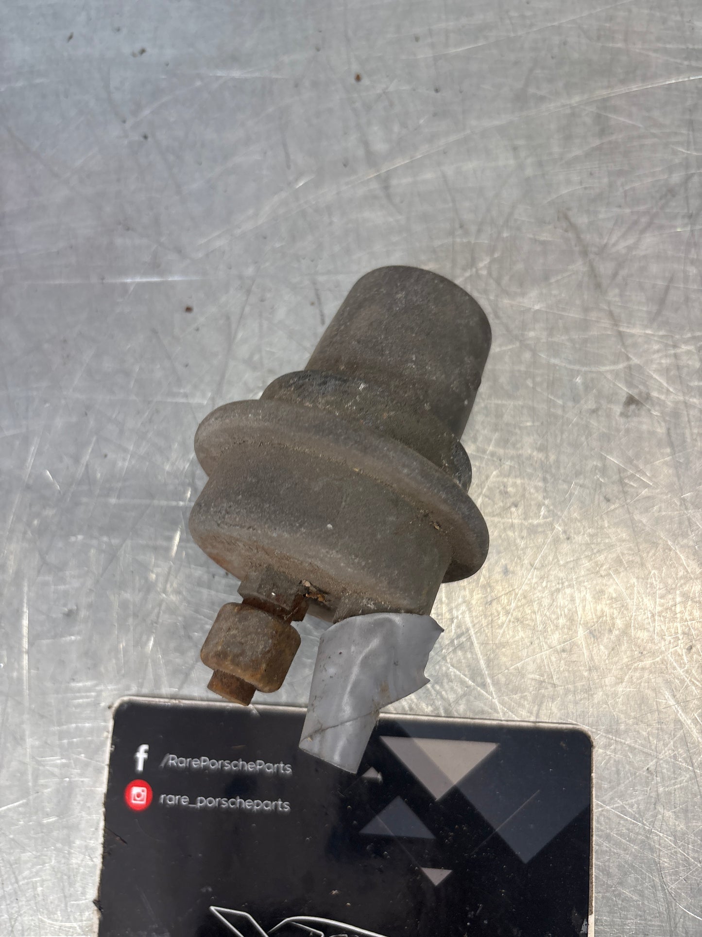 Porsche 911 / 924 fuel tank pressure regulator, used 0438170015