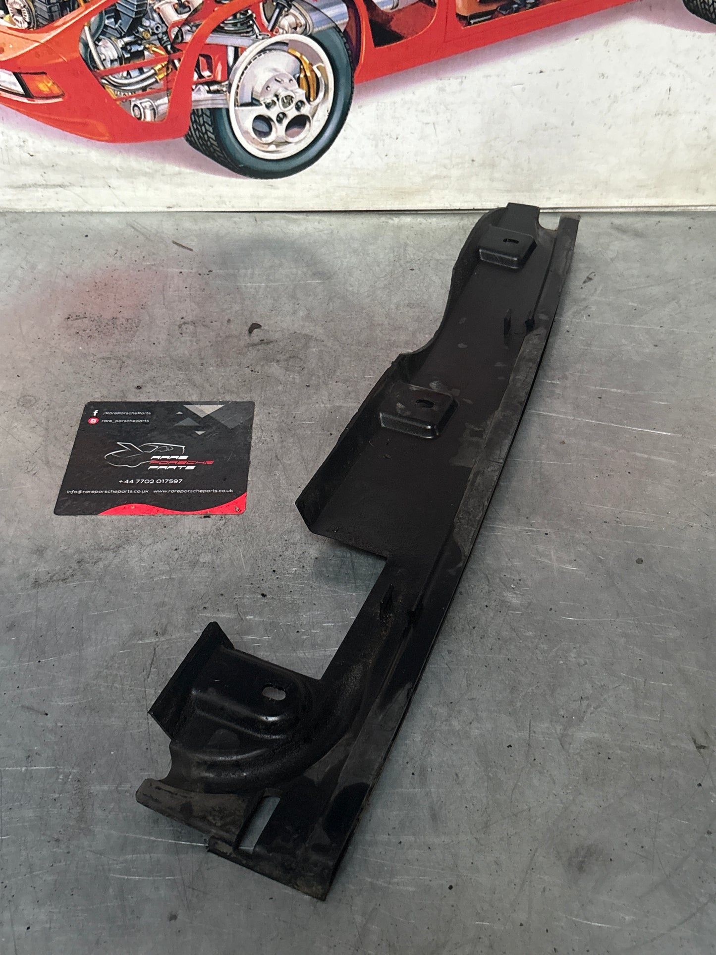Porsche 928 plastic cover under the wing 92850431802 right, used