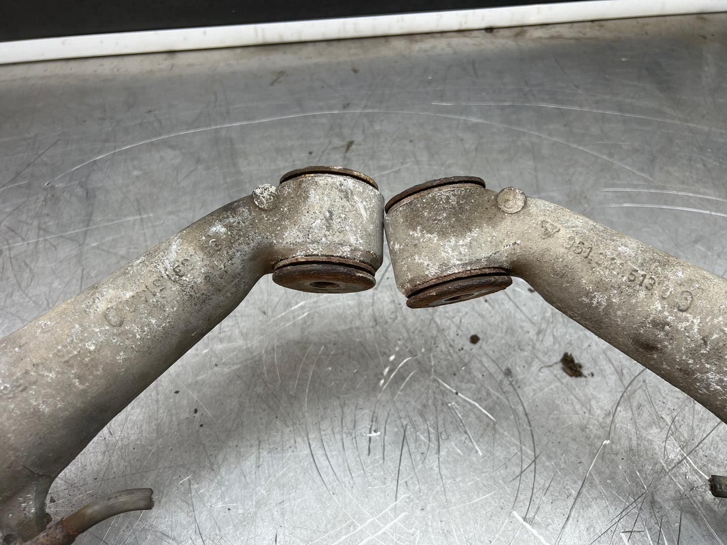Porsche 944 S2 Turbo pair of alloy rear trailing arms, 9513315134R / 9513315144R used, with hubs