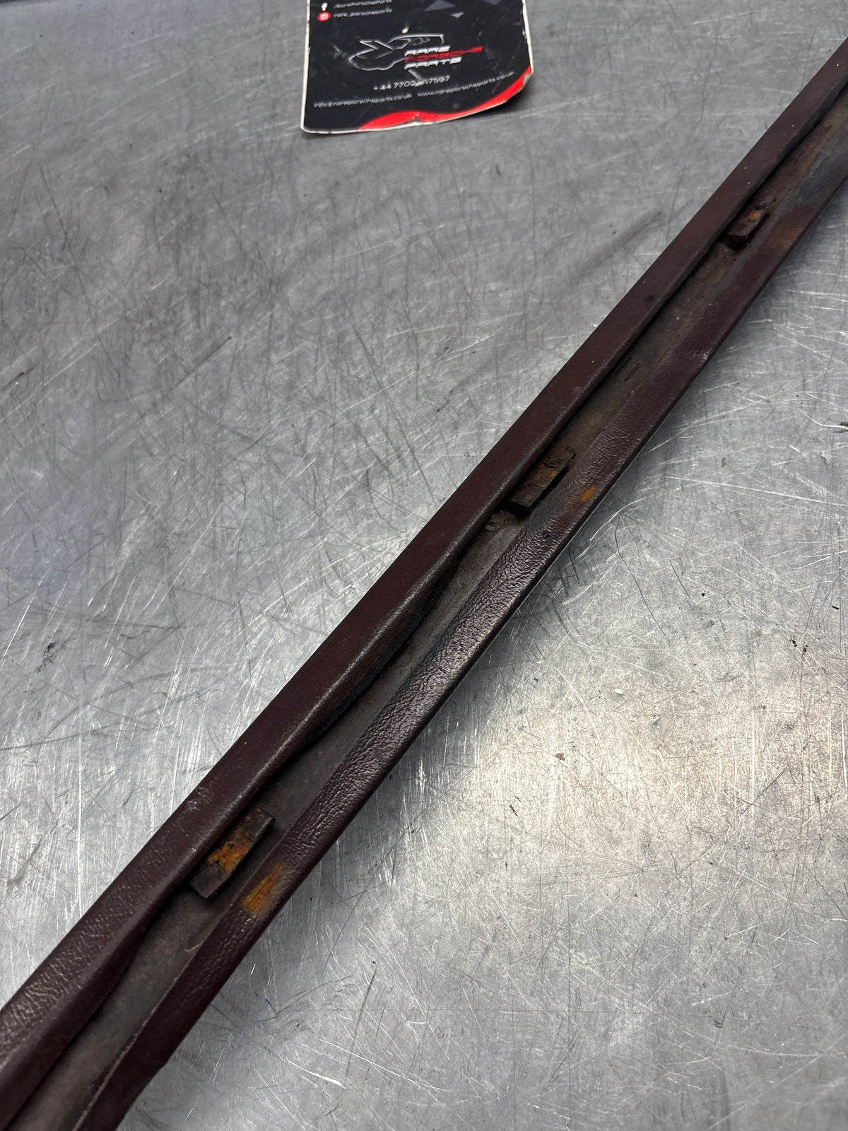 Rivestimento portellone posteriore Porsche 928, sinistro, lato vicino, bordeaux, 92855503702, usato