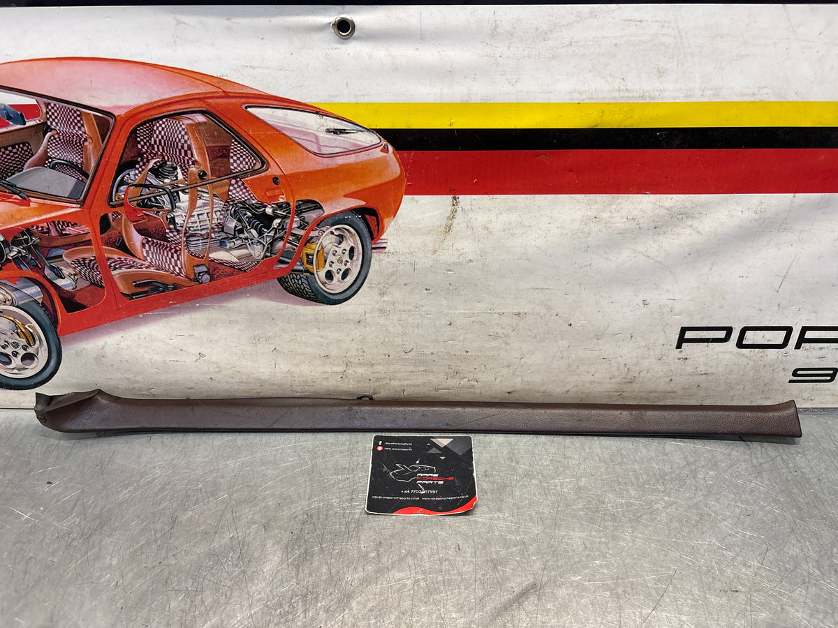 Rivestimento portellone posteriore Porsche 928, sinistro, lato vicino, bordeaux, 92855503702, usato