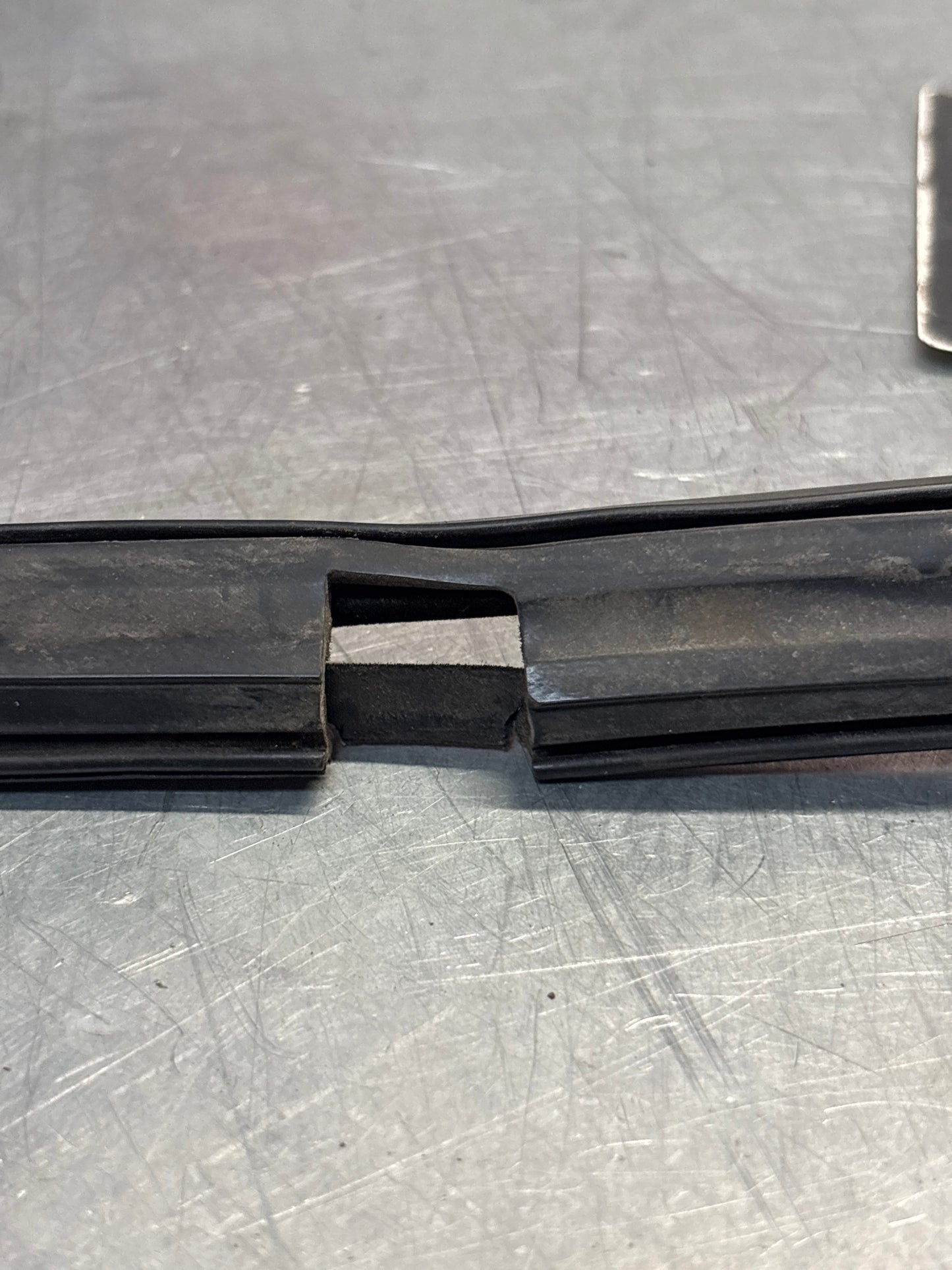 Porsche 928 left door channel seal, for spares or repair 92853732303