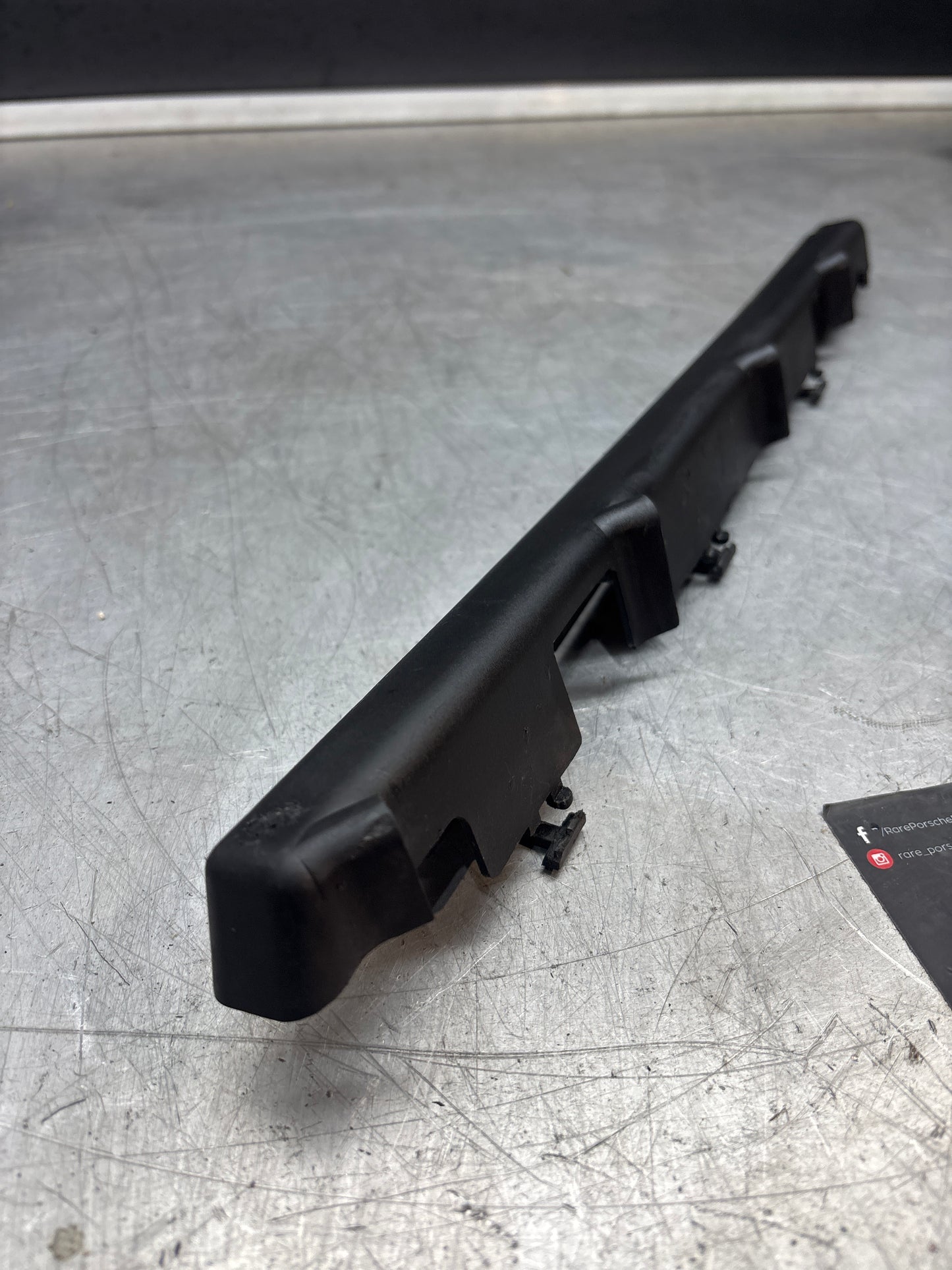 Rivestimento del coperchio del binario dell'iniettore del carburante Porsche 944 94460708102, usato