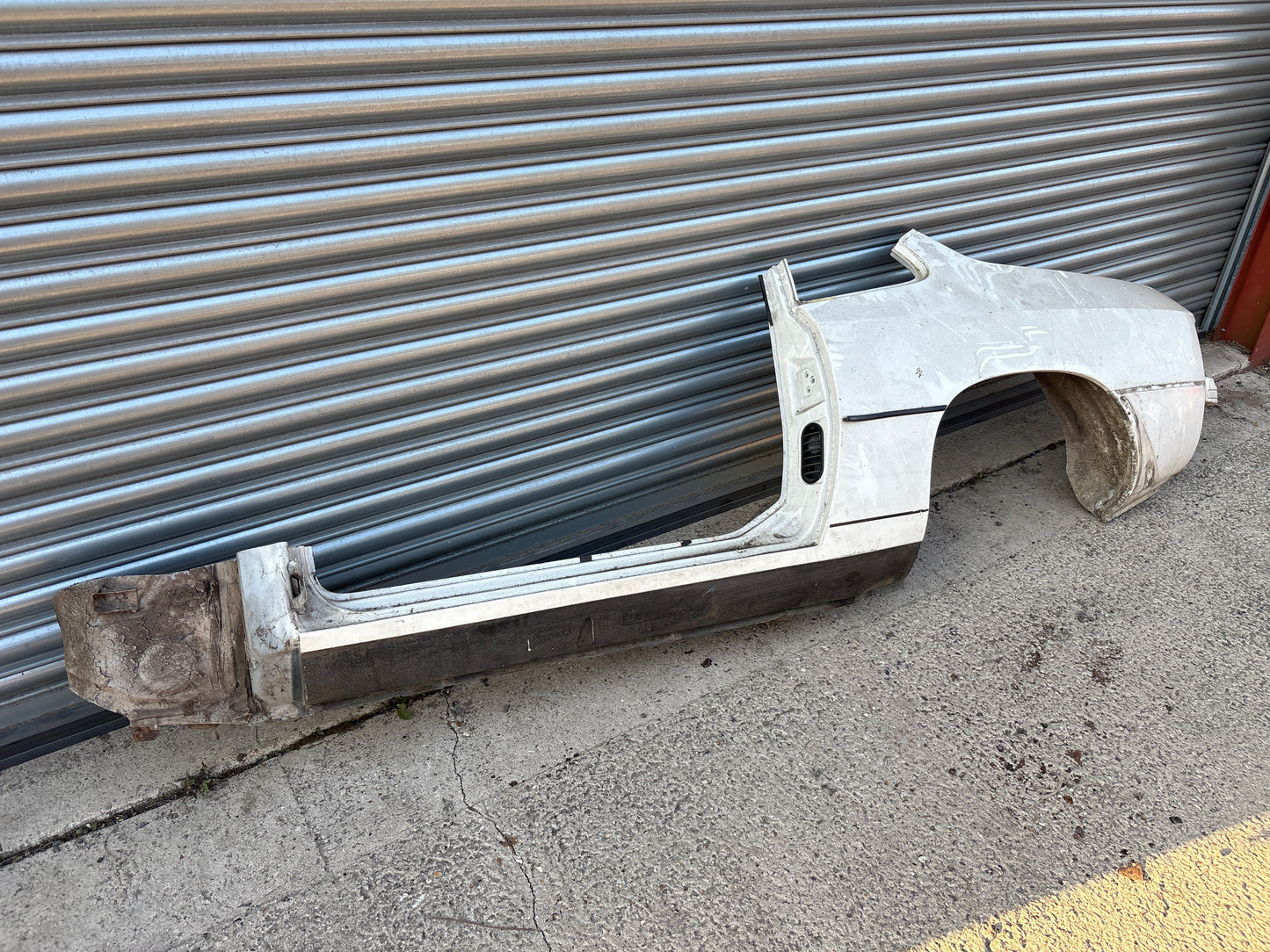 Porsche 924 left side cut, rear fender with sill
