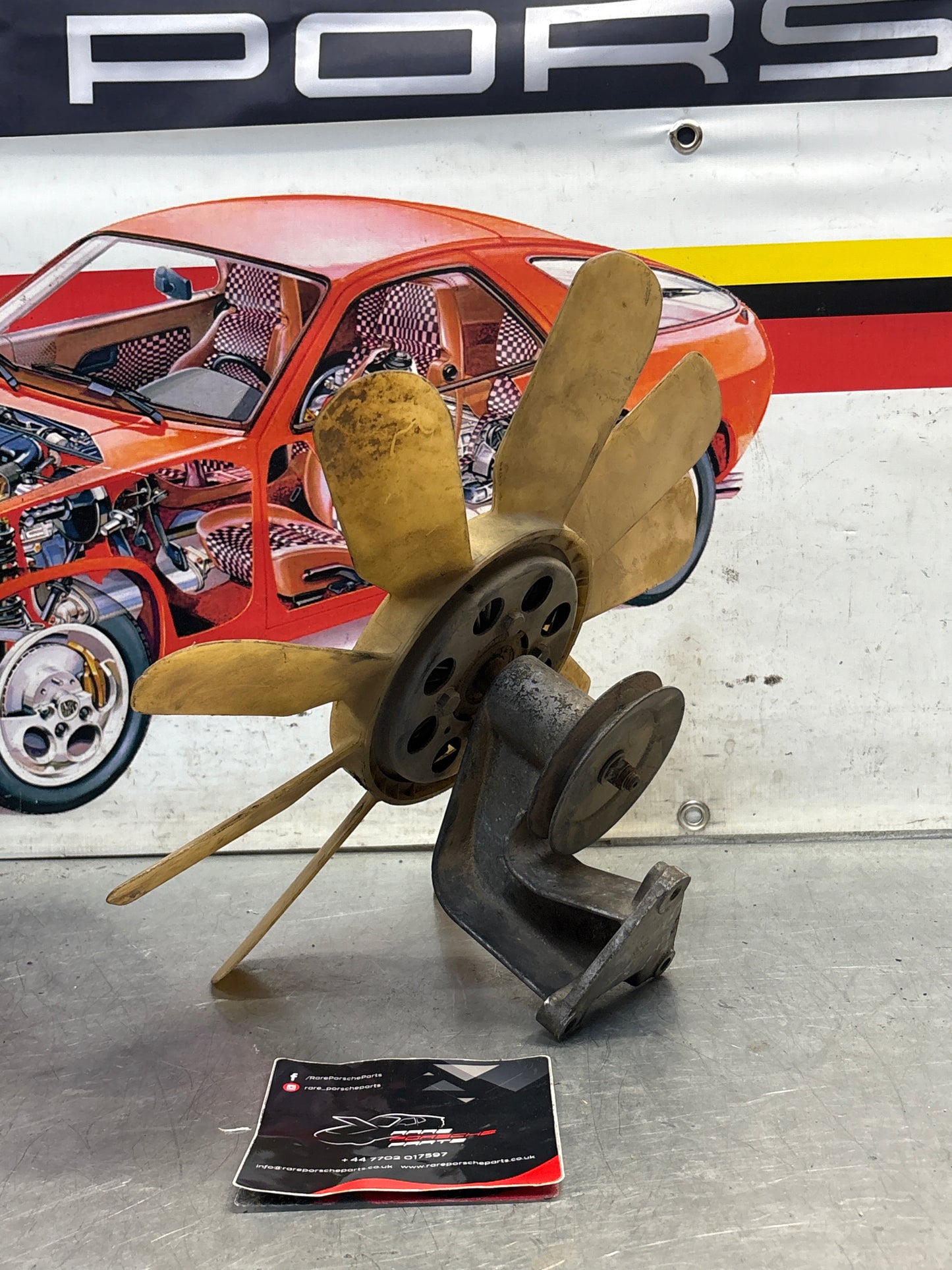 Porsche 928 late engine cooling fan clutch with bracket, used 92810611205 / 92810613701 / 9281061104R