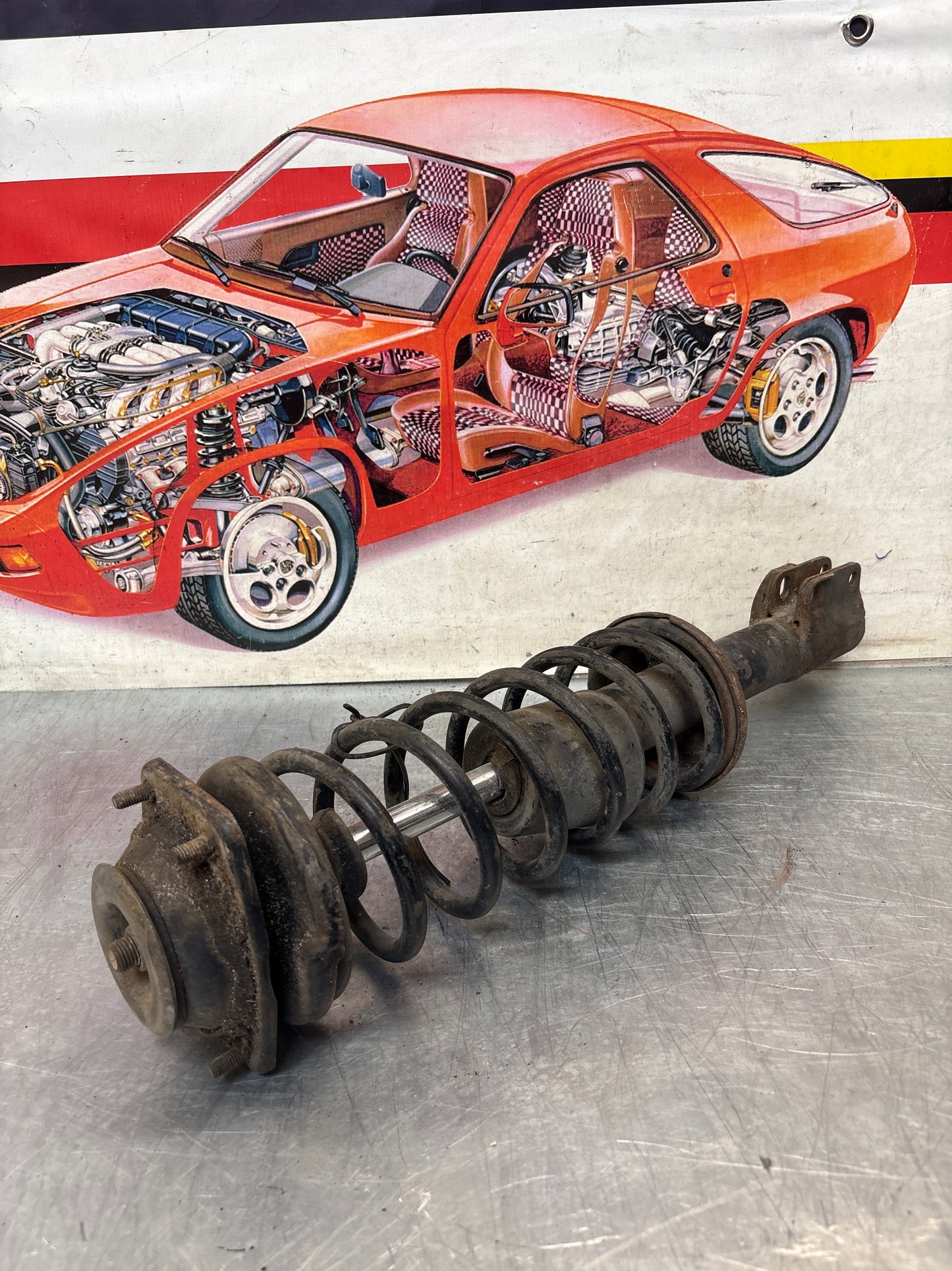 Porsche 944 in anticipo, gamba della sospensione sinistra 924S, usata, ricambio o riparazione