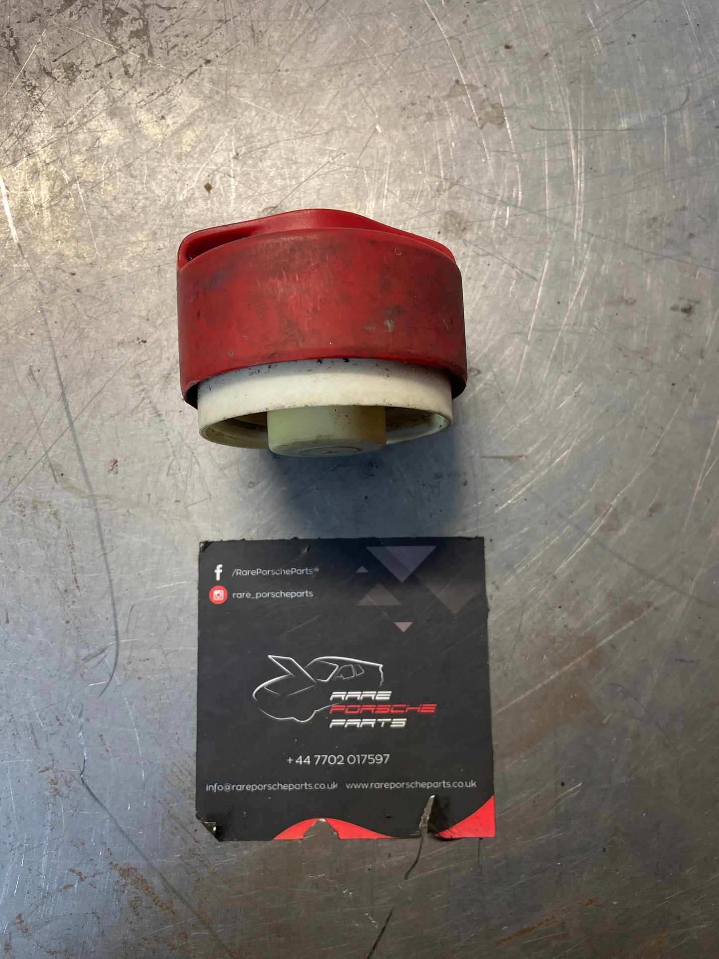 Porsche 928 red fuel cap without key, used