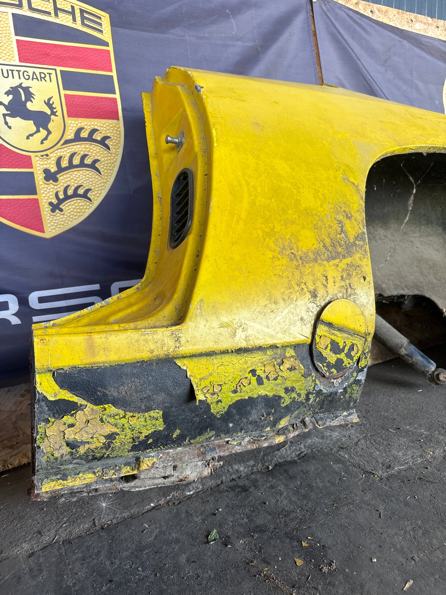 Porsche 924 1976-79 left side cut, rear fender 477809843