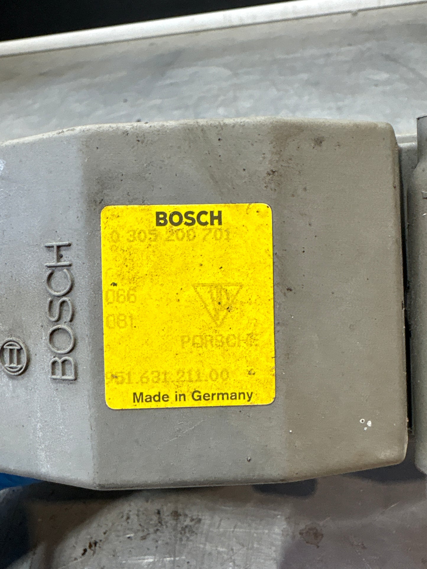 Porsche 944 S2 Turbo left foglight 95163121100 / 0305200701 cracked spares or repair