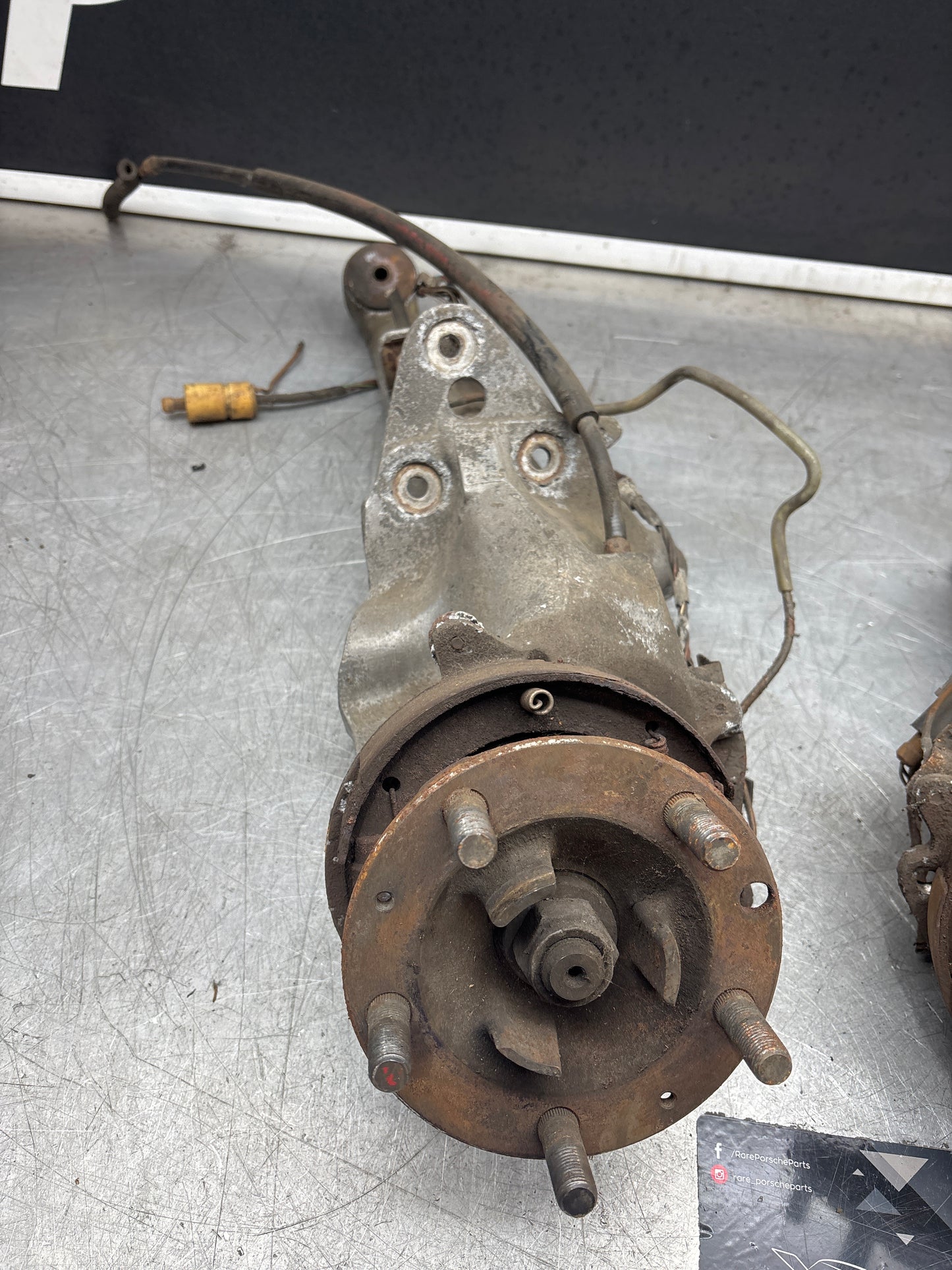 Porsche 944 pair of alloy rear trailing arms, 9513315131R / 951331511R used, with hubs