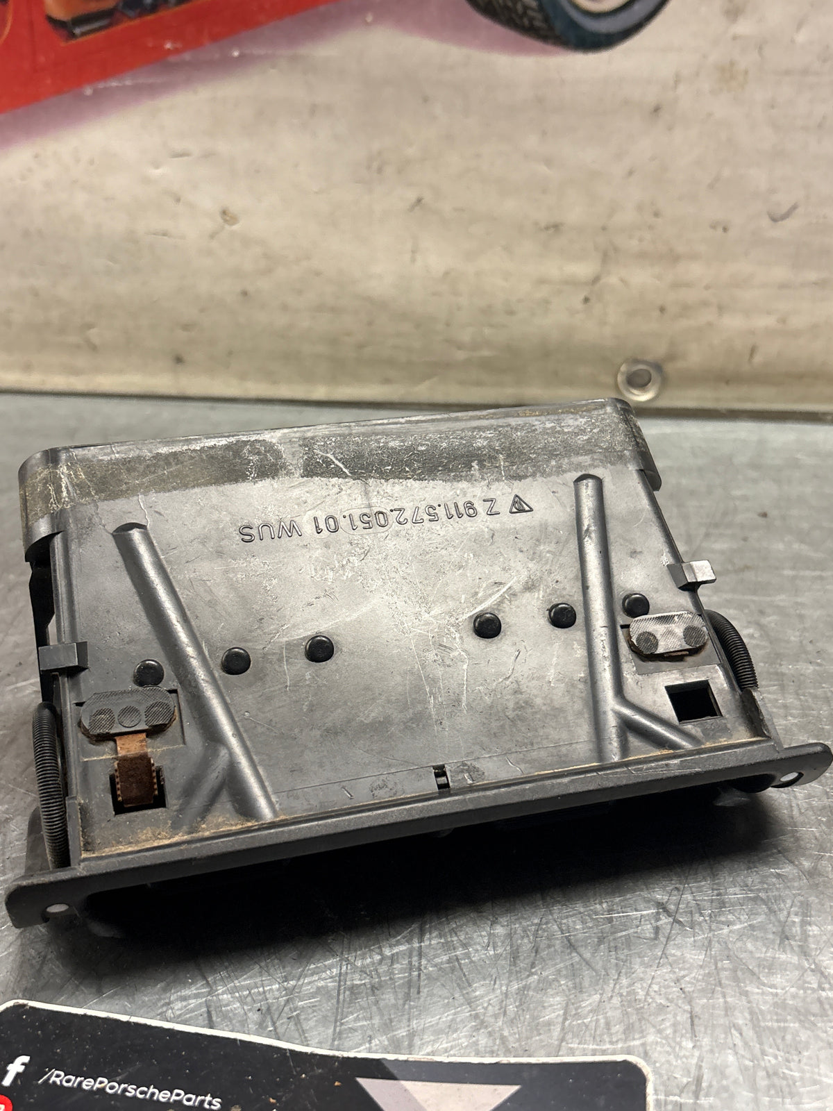 Porsche 911 930 / 964 dash air vent, used 91157205101