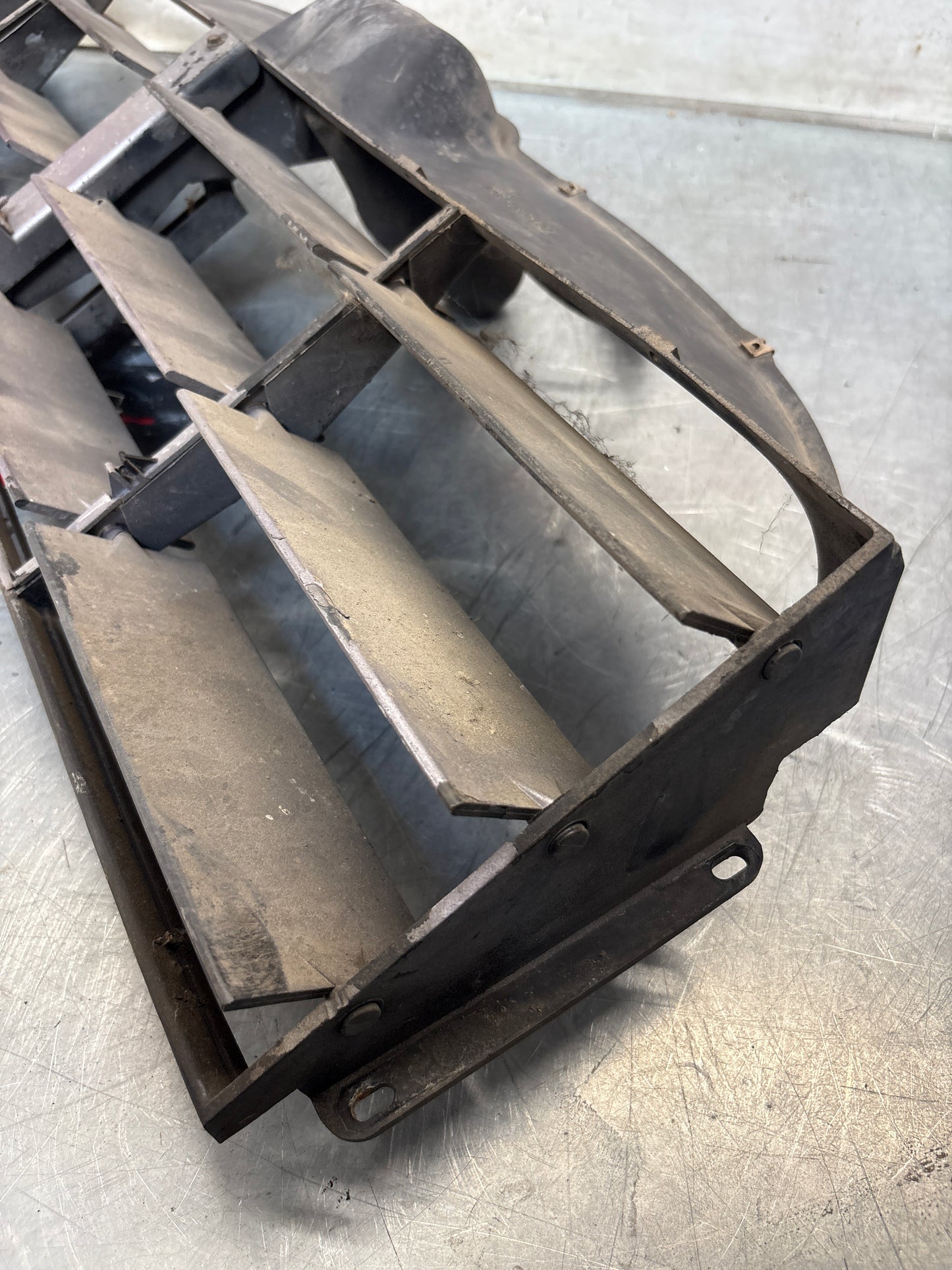 Porsche 928 adjustable radiator flap grid, used 92857505100