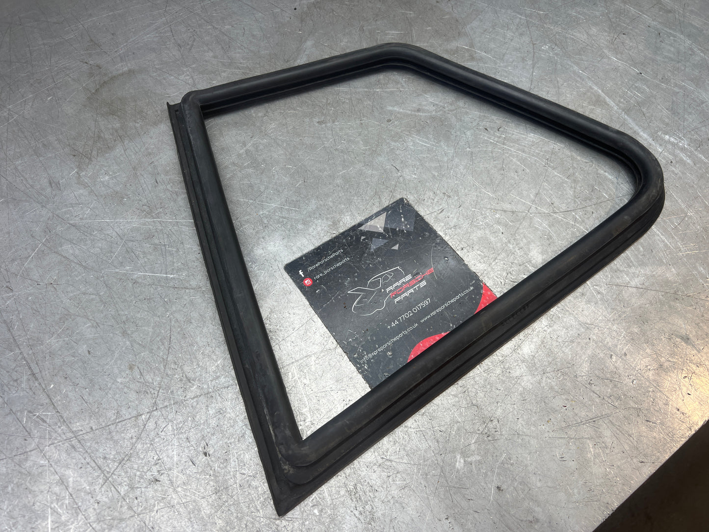 Porsche 944 924S rear right quarter window rubber from 85.5 94455732200 used