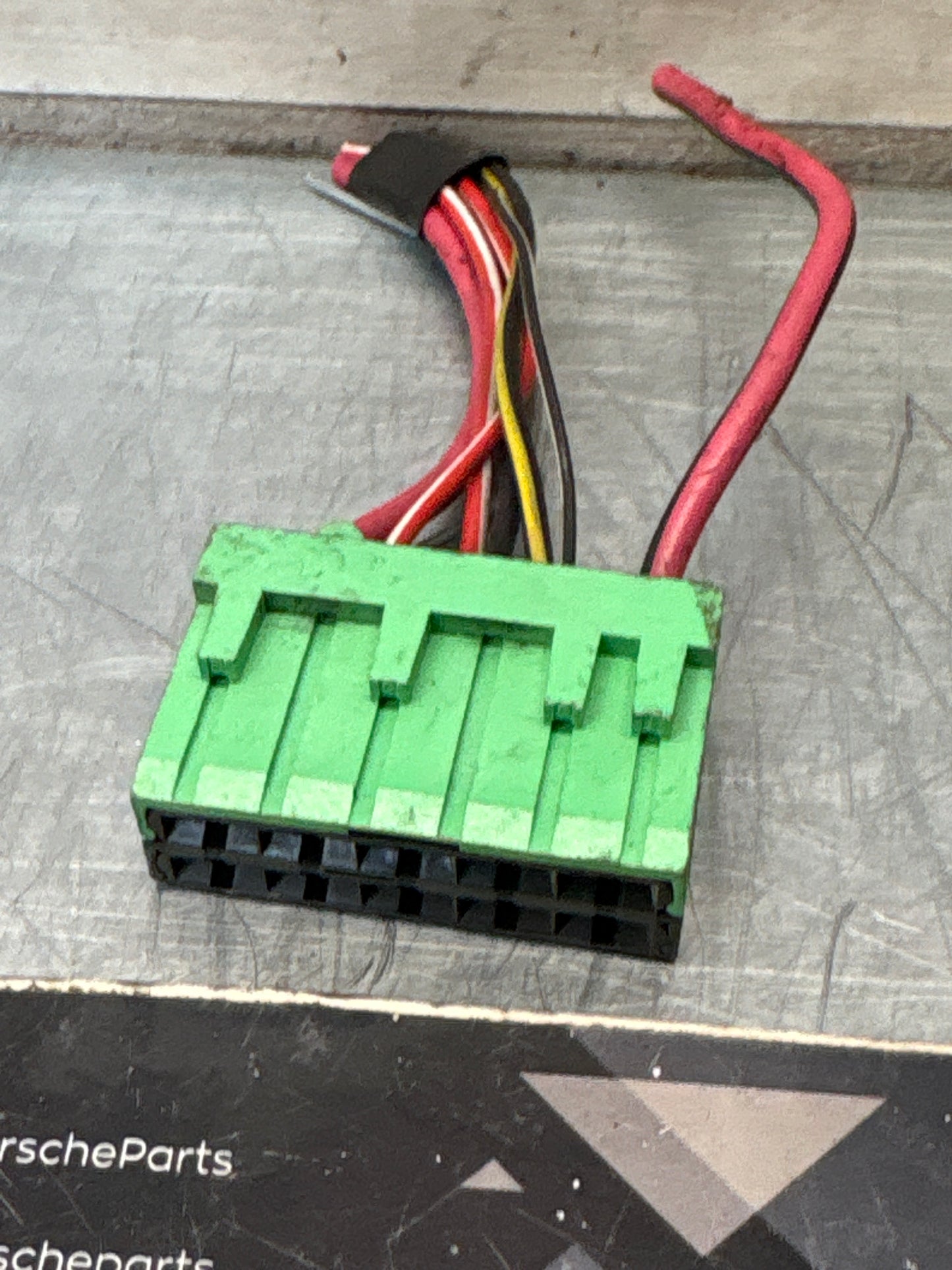 Porsche 944 85.5- fuse box pigtail, used green 92861233506