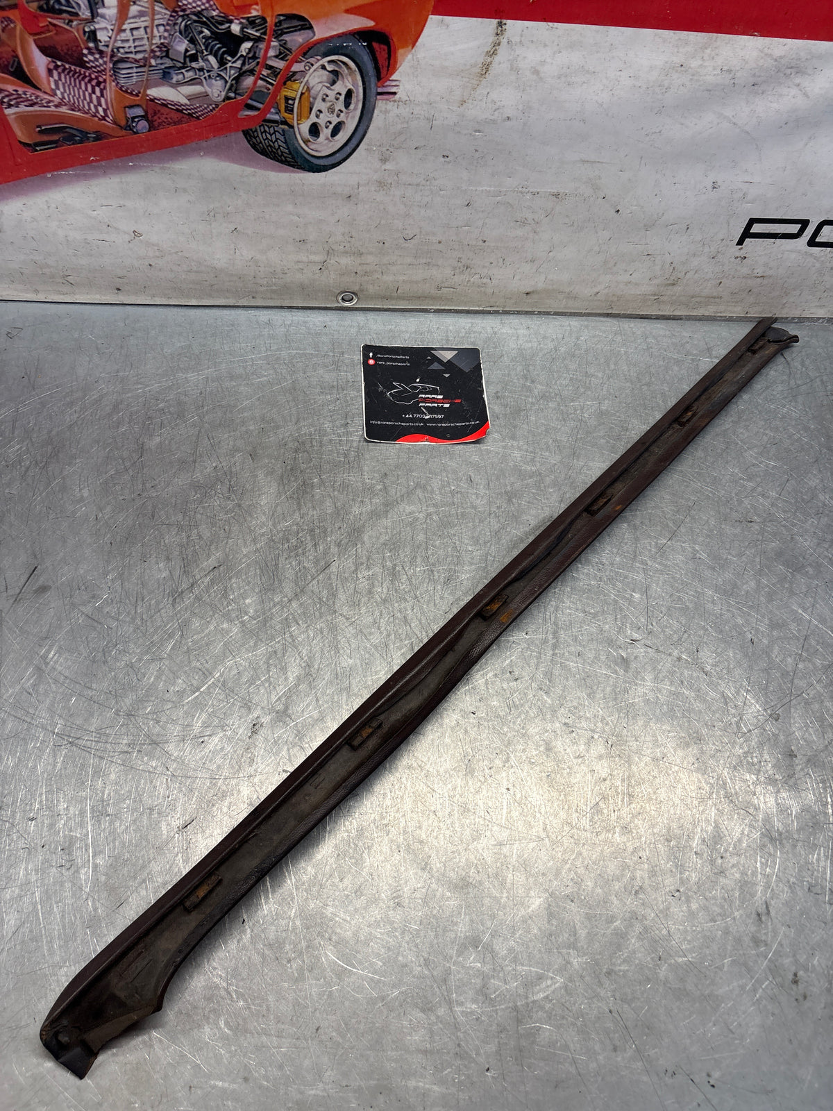 Rivestimento portellone posteriore Porsche 928, sinistro, lato vicino, bordeaux, 92855503702, usato