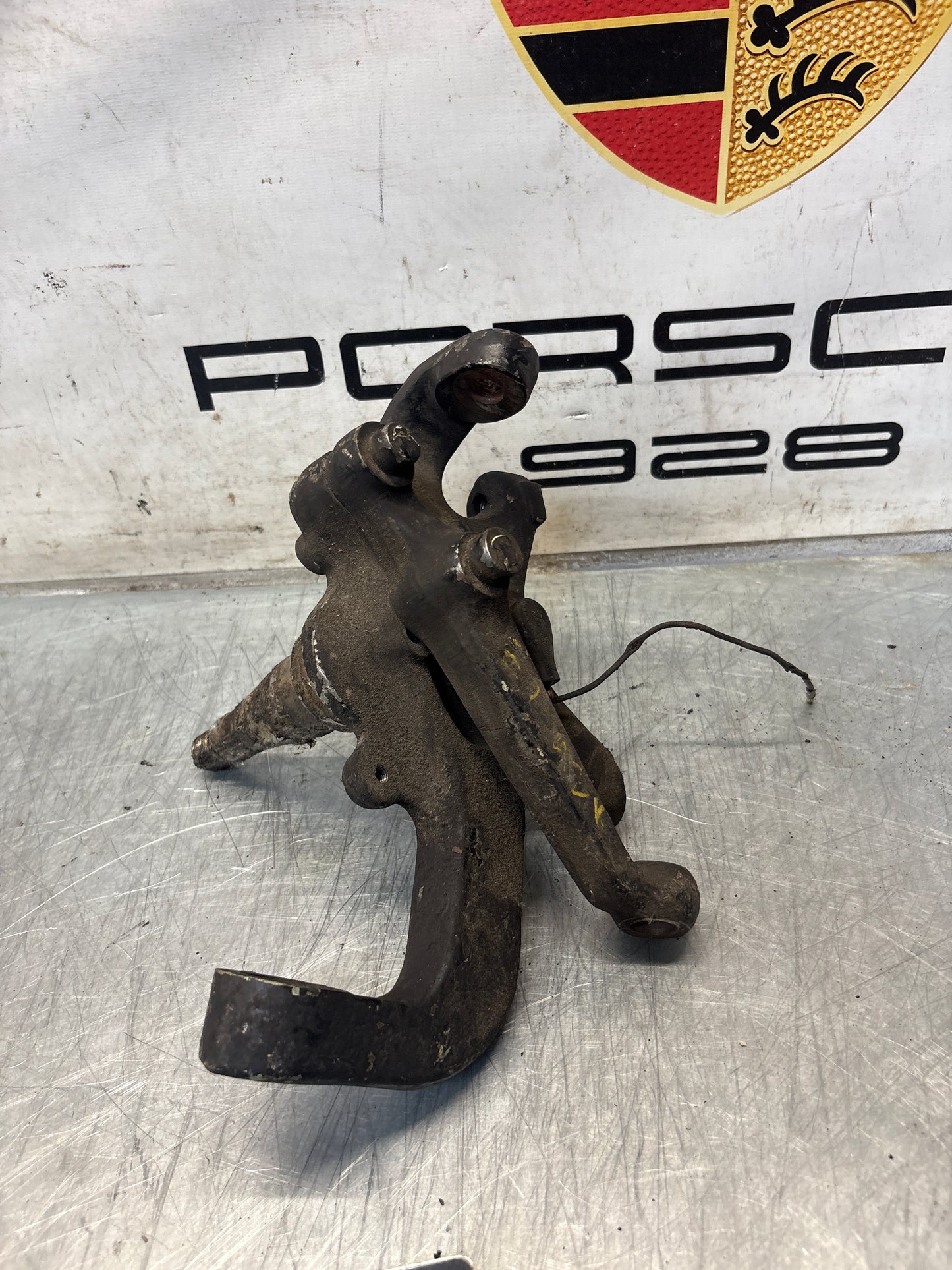 Porsche 928 right steering spindle knuckle, used 92834105817 / 92834105823