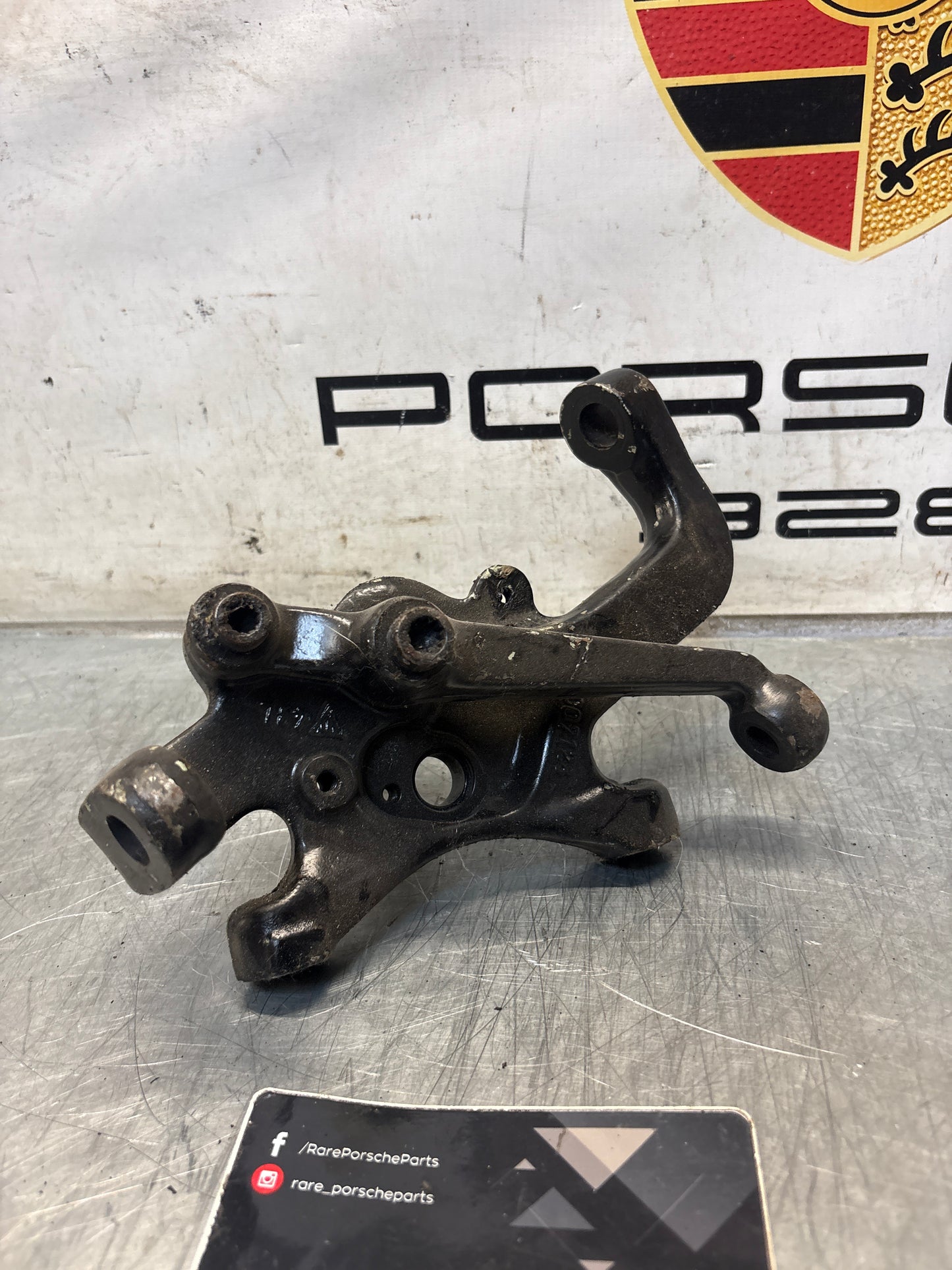 Porsche 928 left steering spindle knuckle, used 92834105717 / 92834105723
